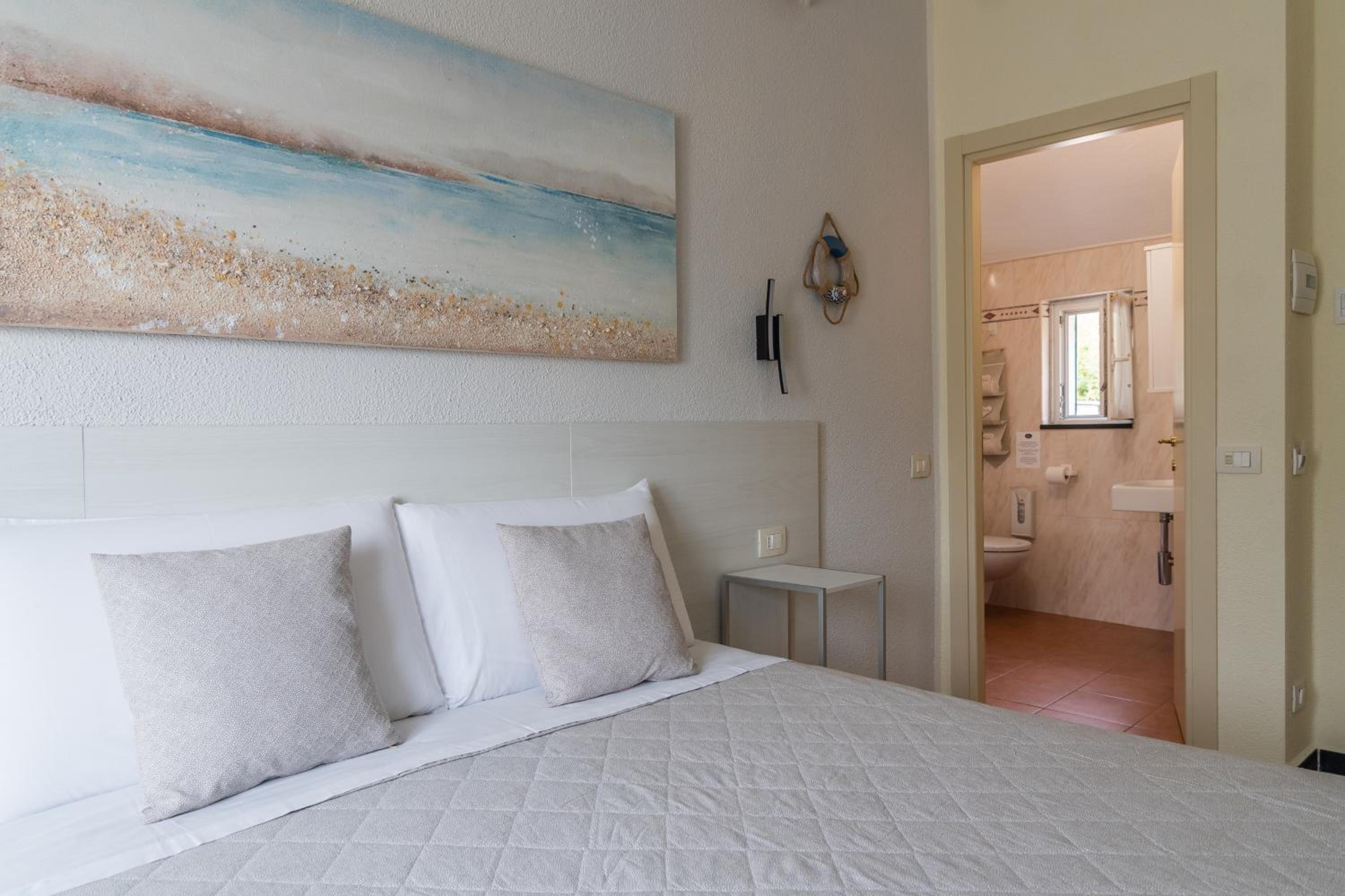 Double Room - Photo 9
