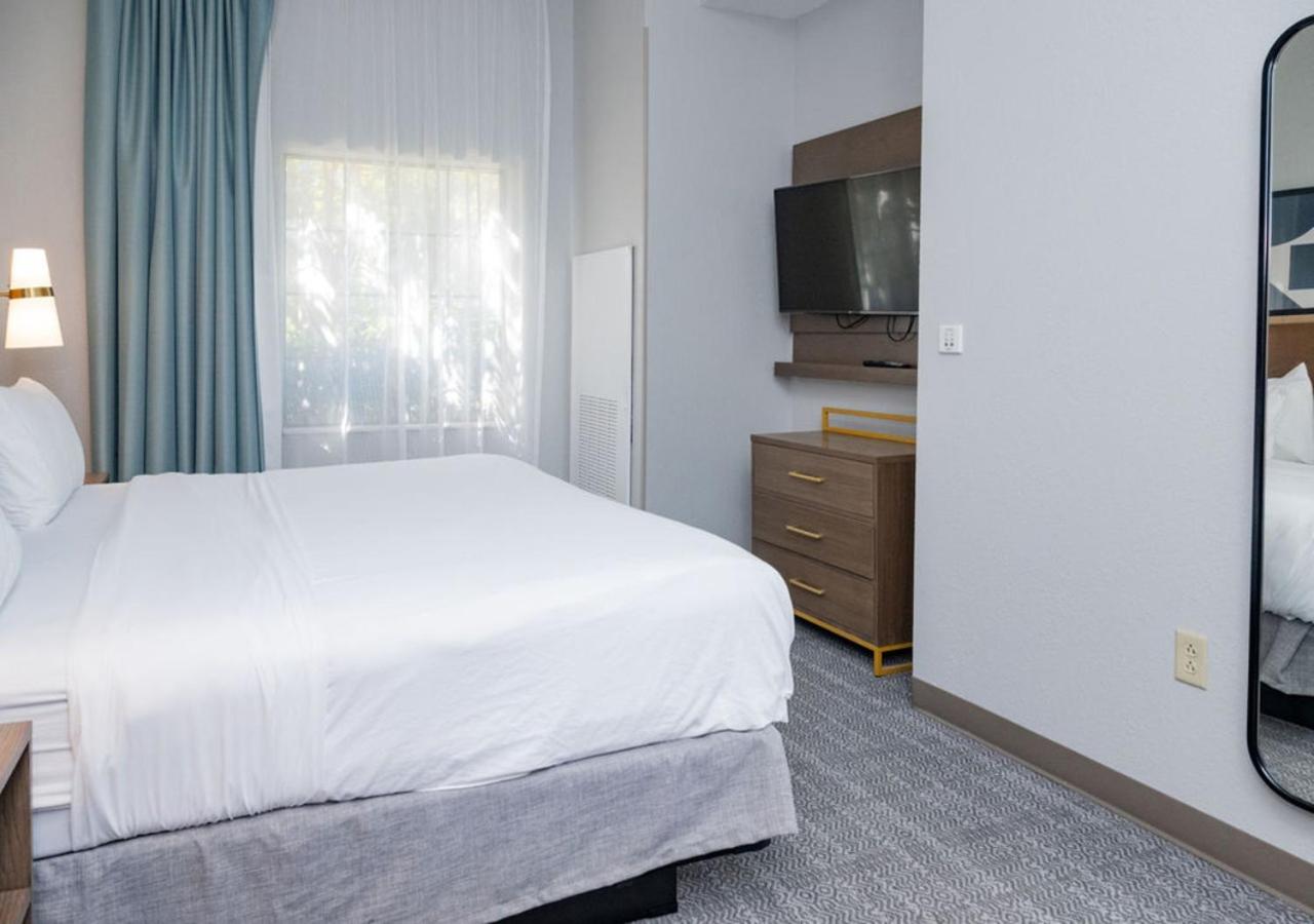 One-Bedroom Suite - Non-Smoking - Photo 1