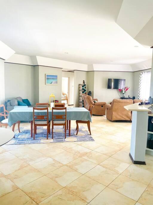 Three-Bedroom House photo 3