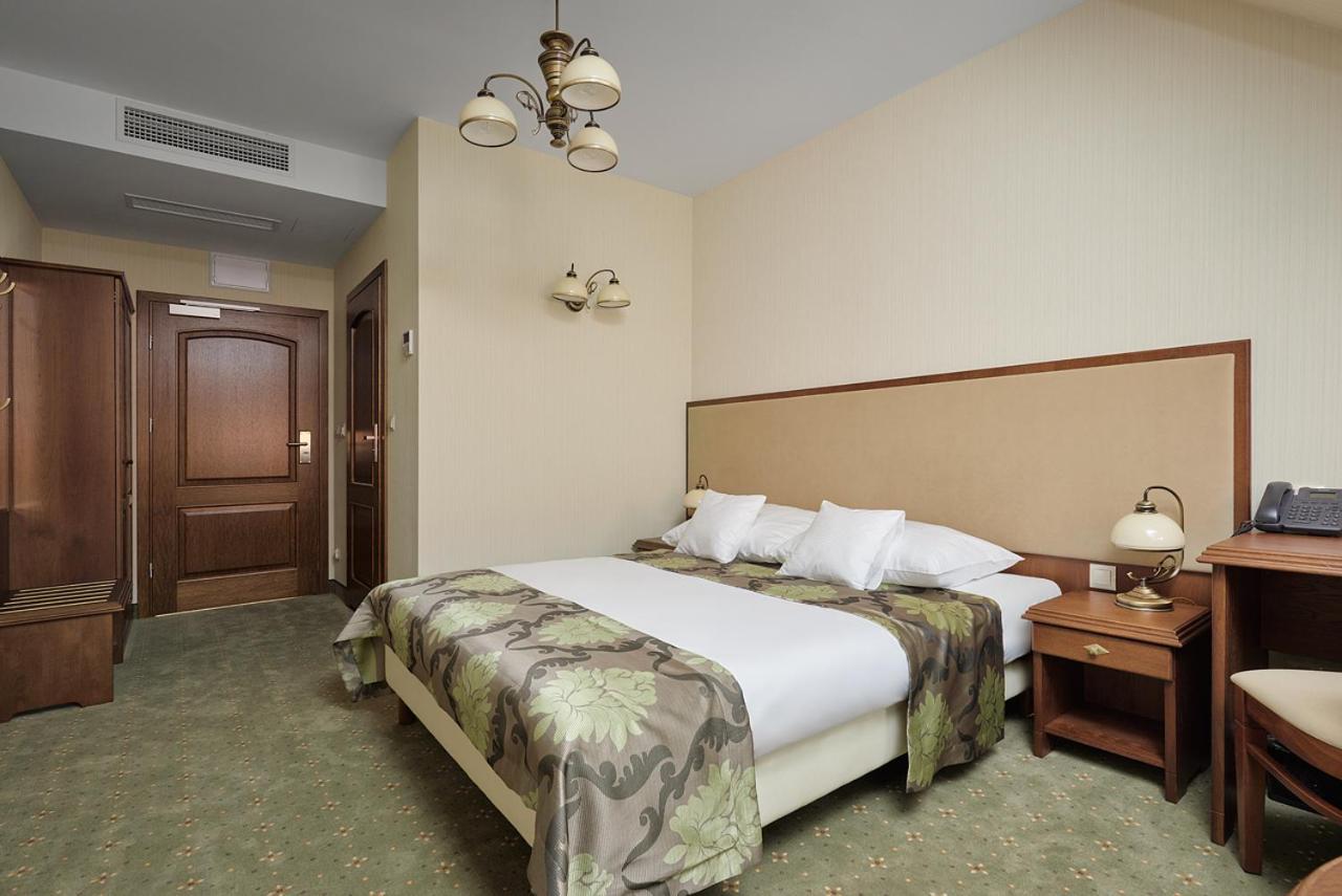 Queen Room photo 1