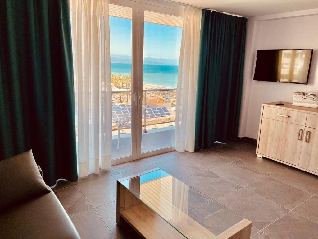 Deluxe Suite with Sea View - Photo 3
