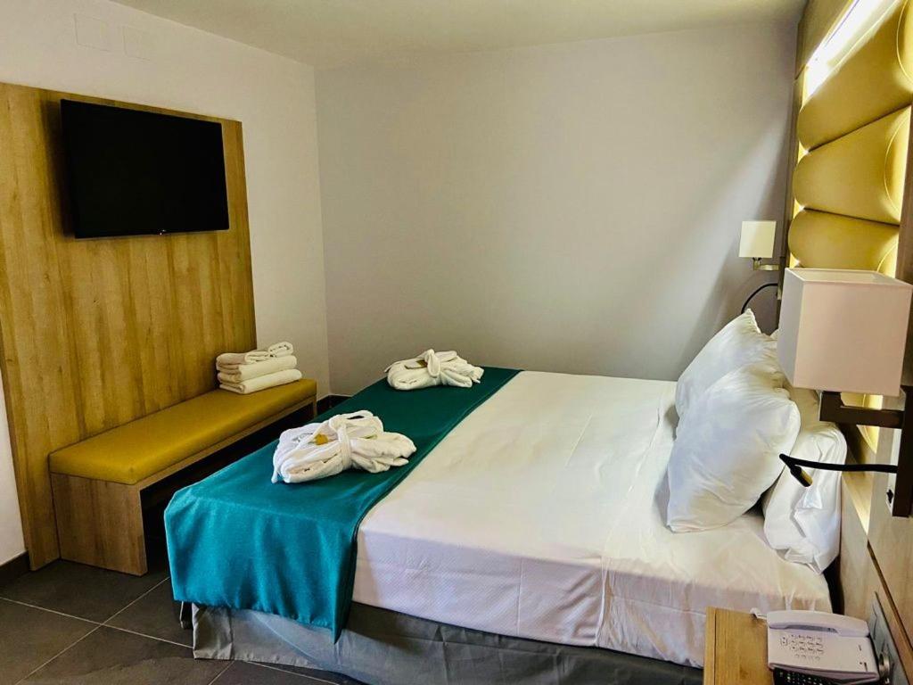 Deluxe Suite with Sea View - Photo 1