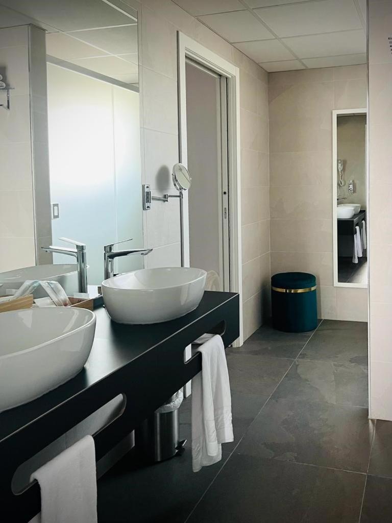 Deluxe Suite with Sea View - Photo 4