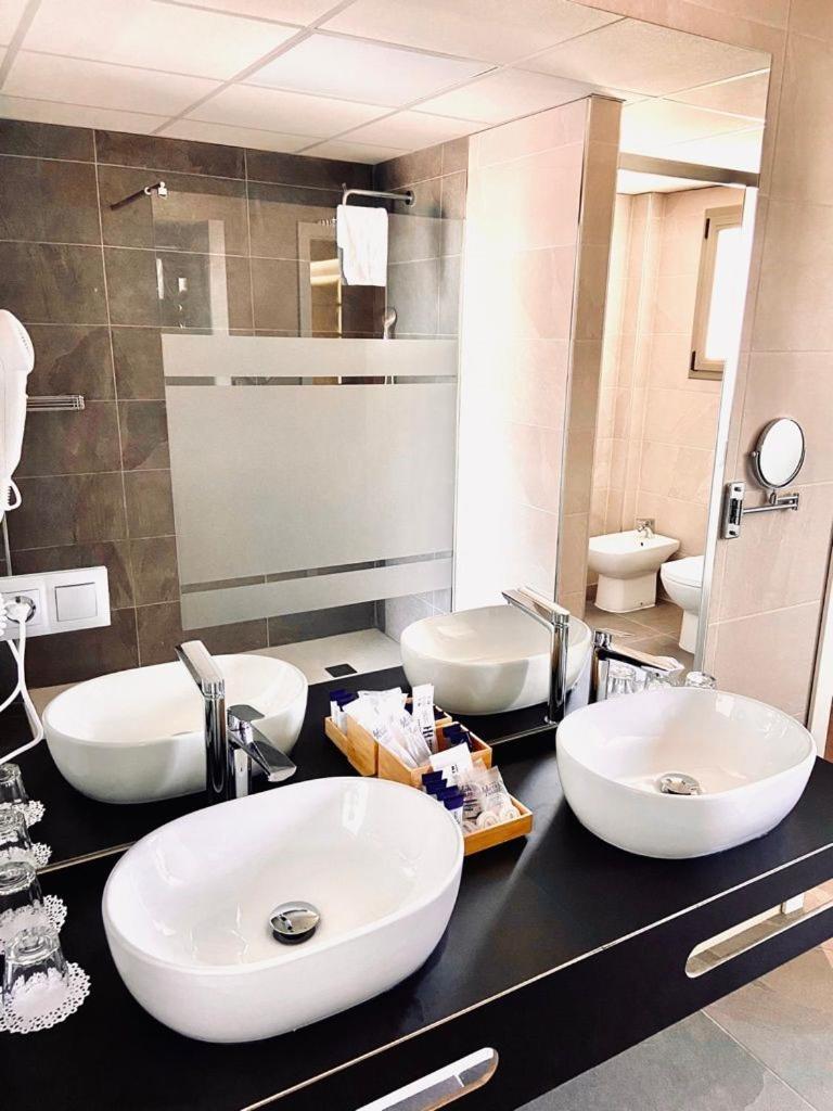 Deluxe Suite with Sea View - Photo 6
