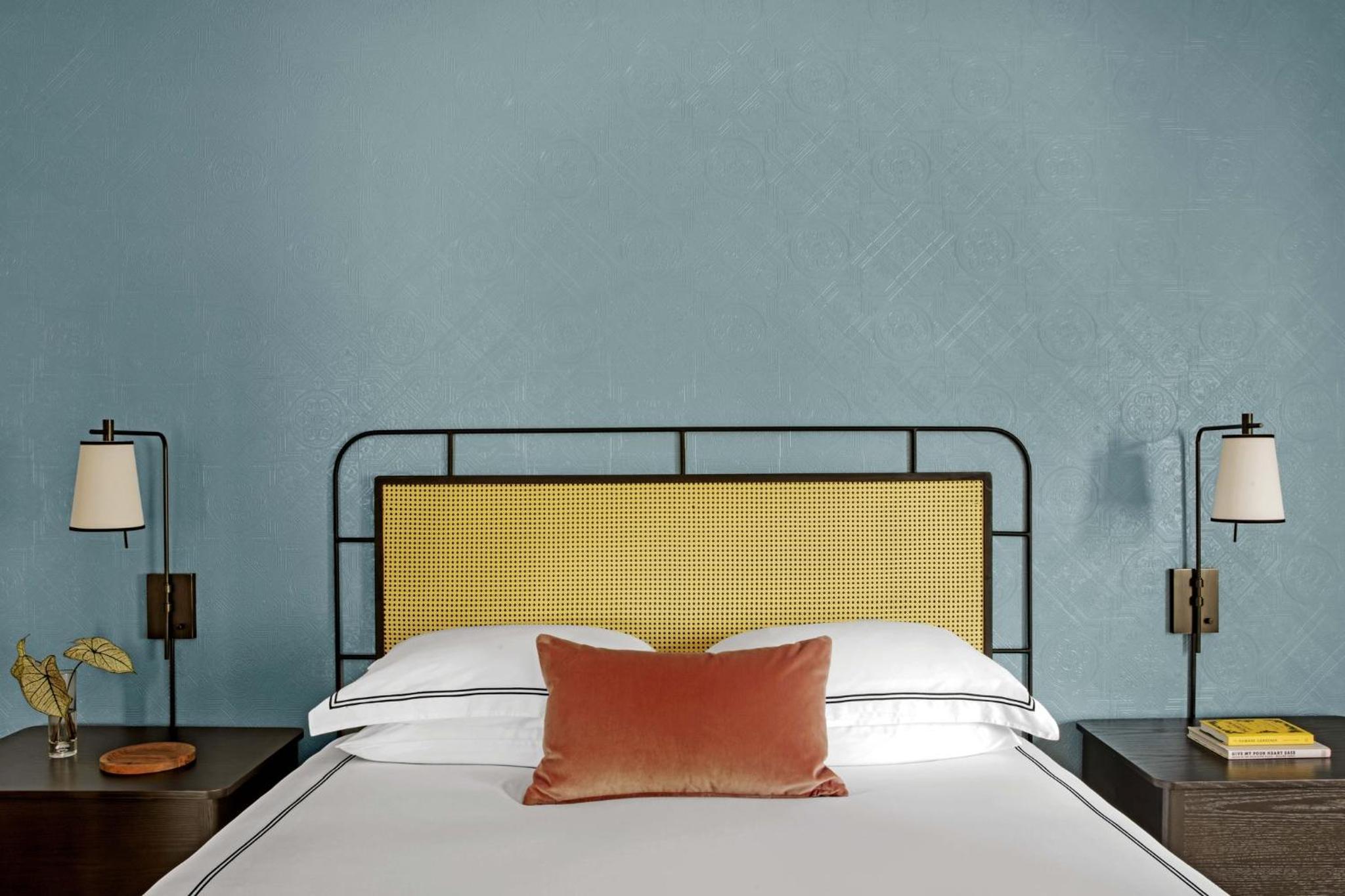 Premium King Room - Photo 9