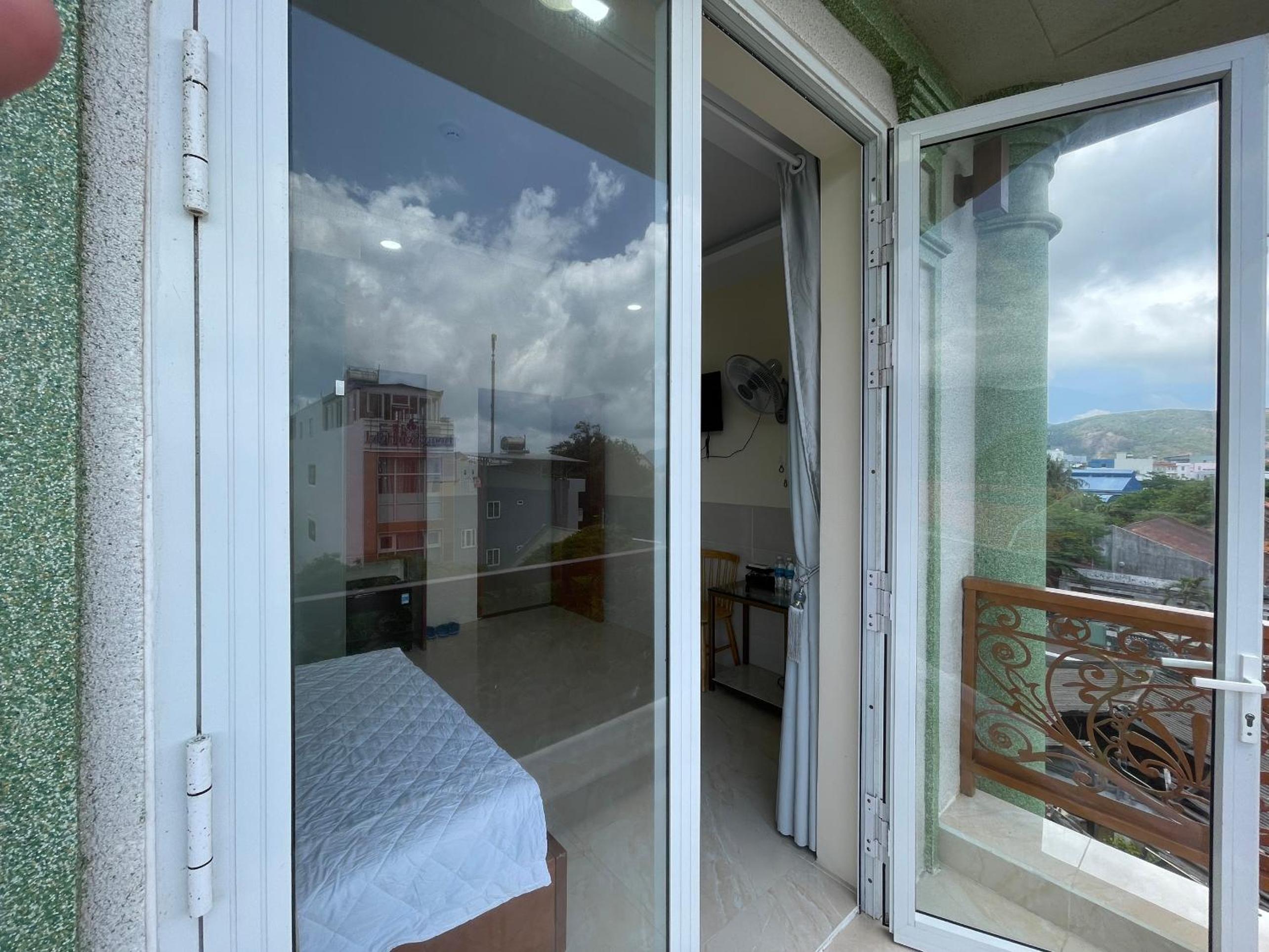 Double Room with Balcony (2 Adults + 1 Child) photo 2