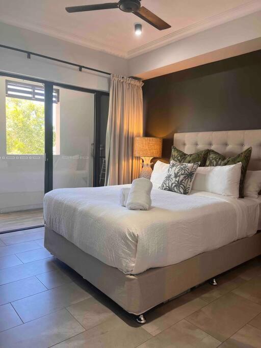 Apartment with Pool View