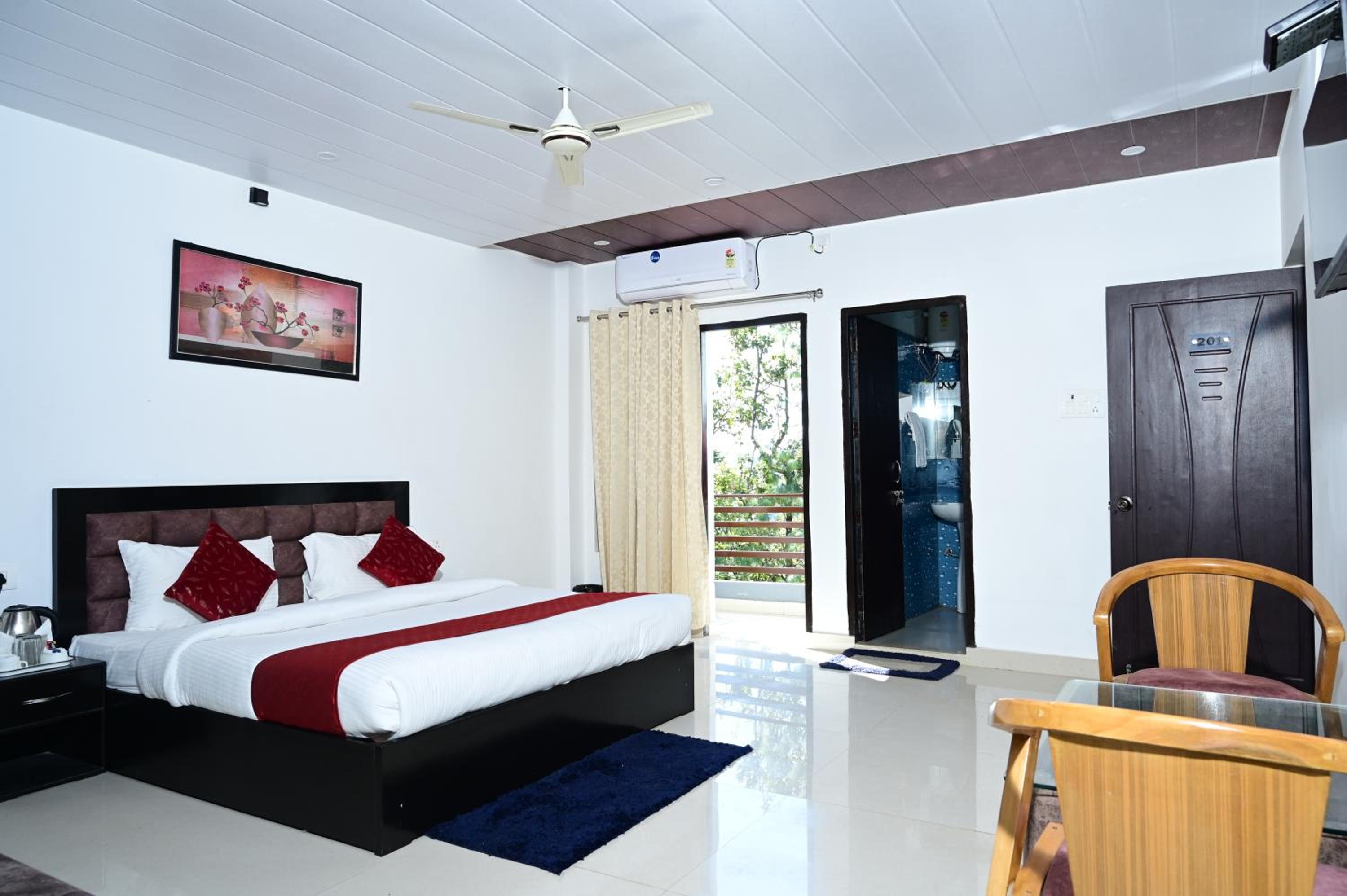 Suite - Photo 1