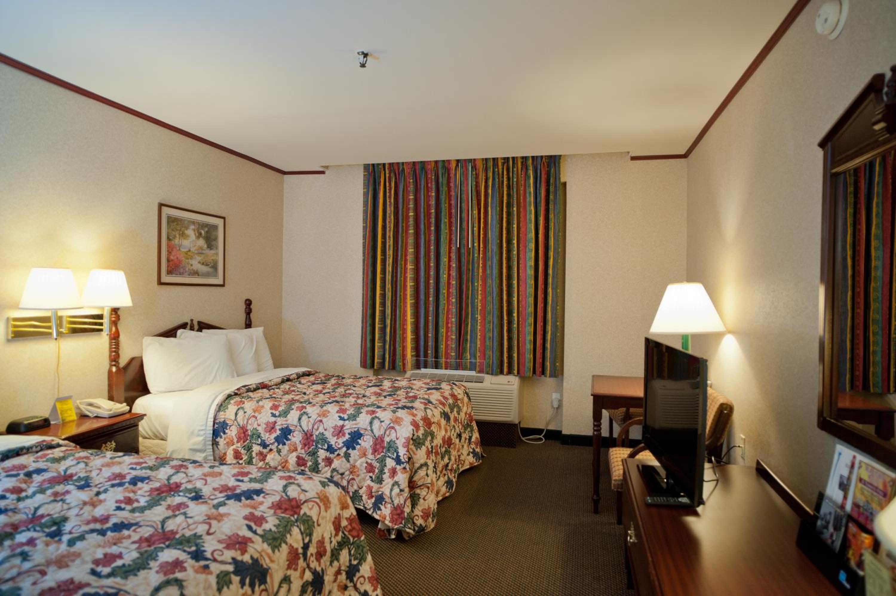 Double Room with Two Double Beds - Smoking - Photo 1