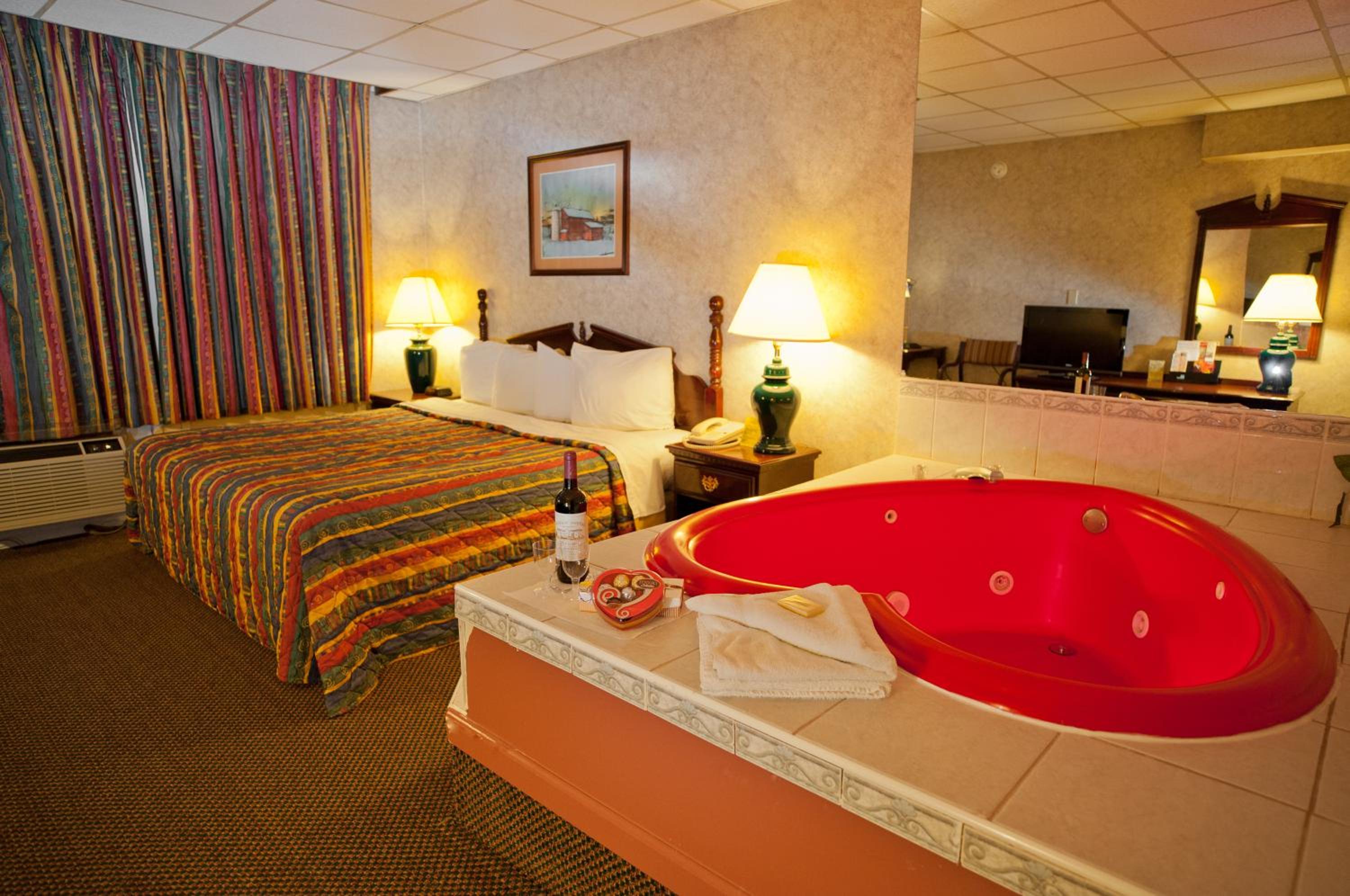 King Suite with Jetted Tub - Exterior Hall/Non-Smoking - Photo 2