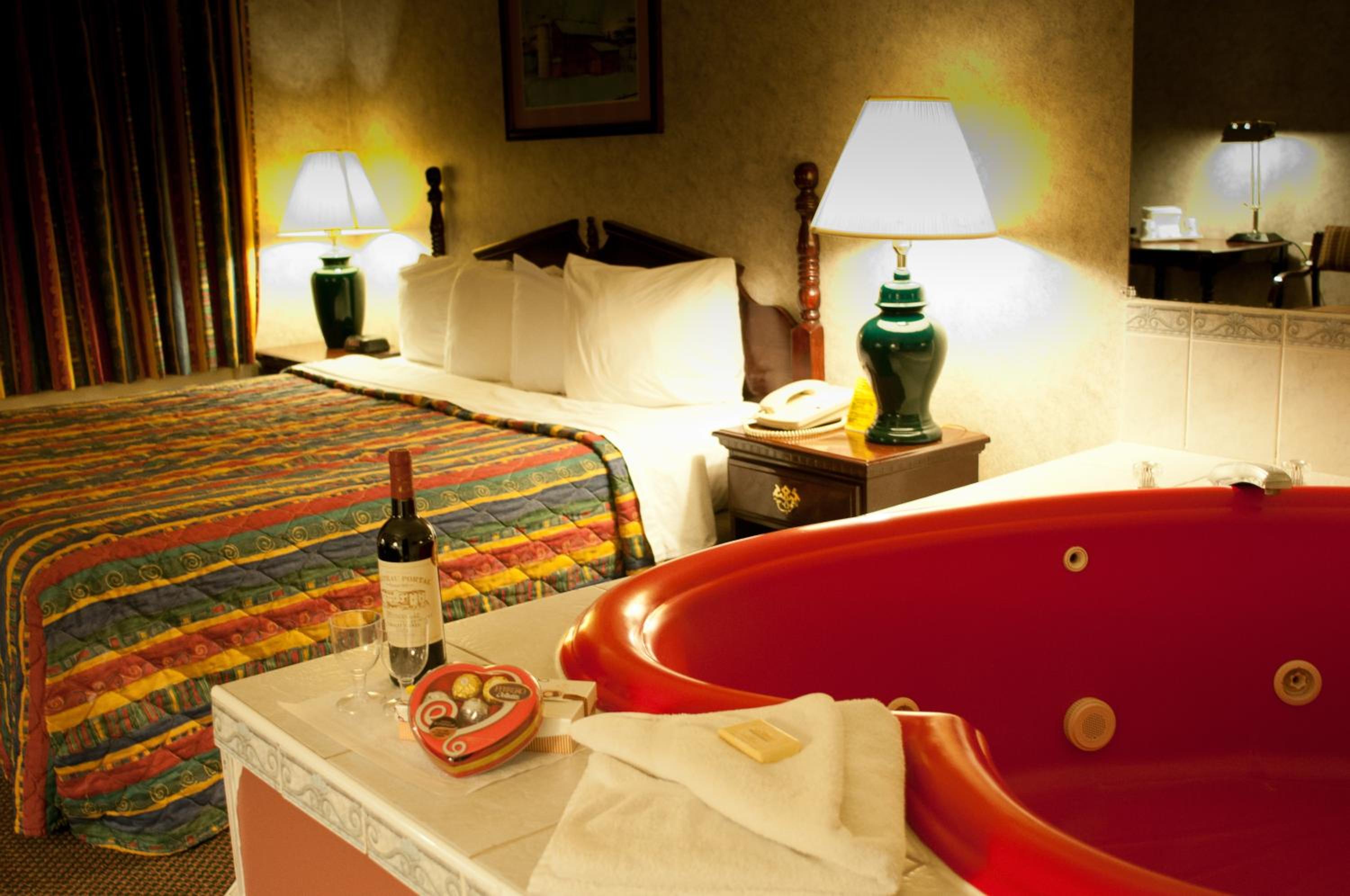 King Suite with Jetted Tub - Exterior Hall/Non-Smoking - Photo 4