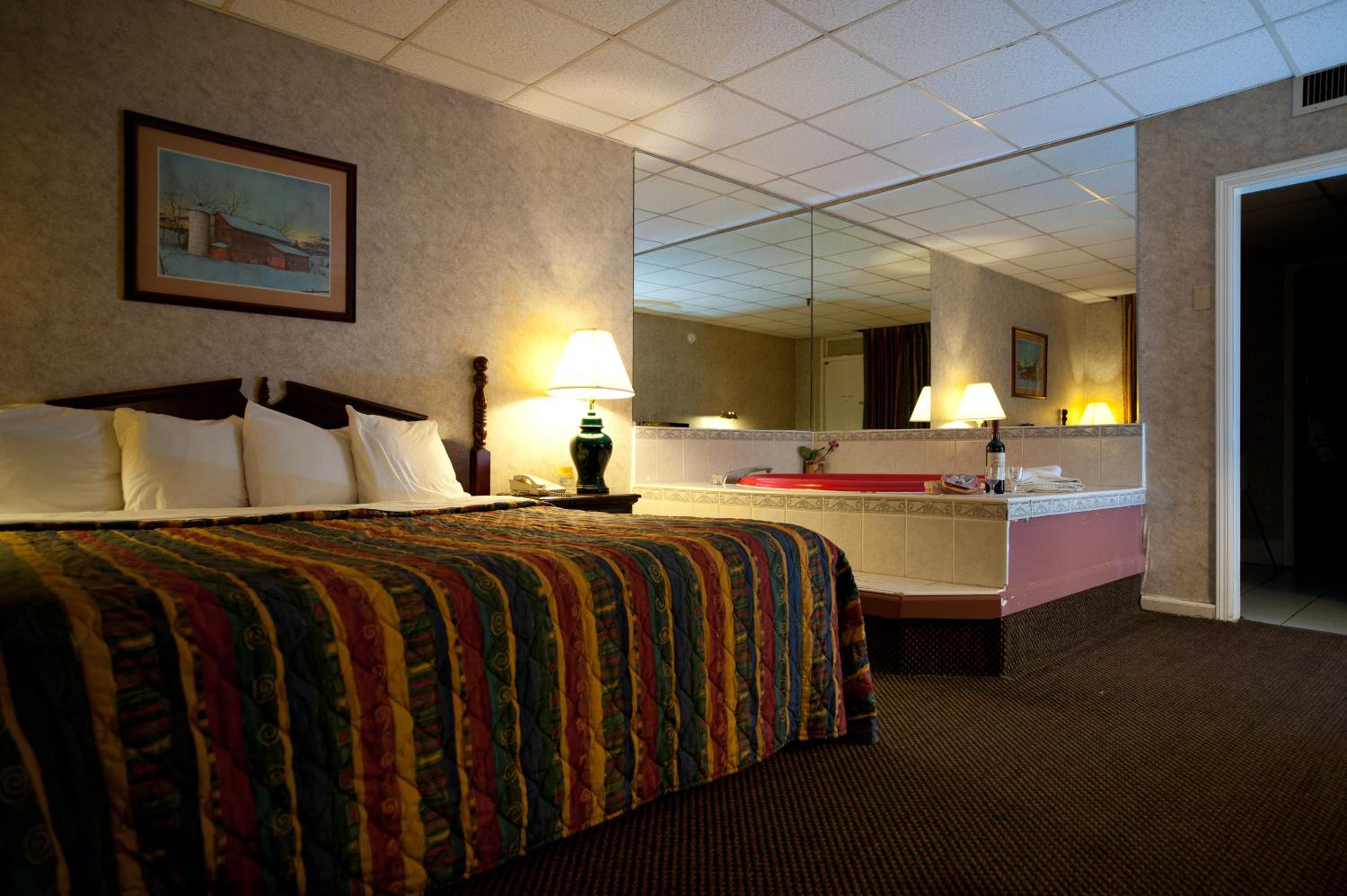 King Suite with Jetted Tub - Exterior Hall/Non-Smoking - Photo 3