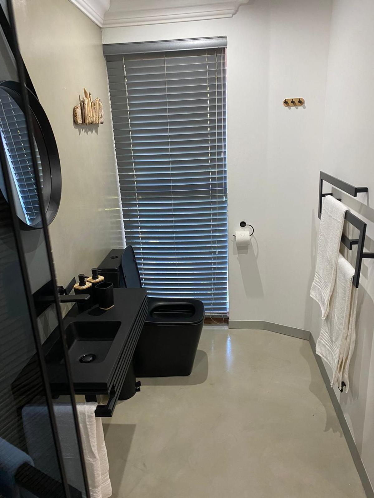 Deluxe King Room - Photo 15