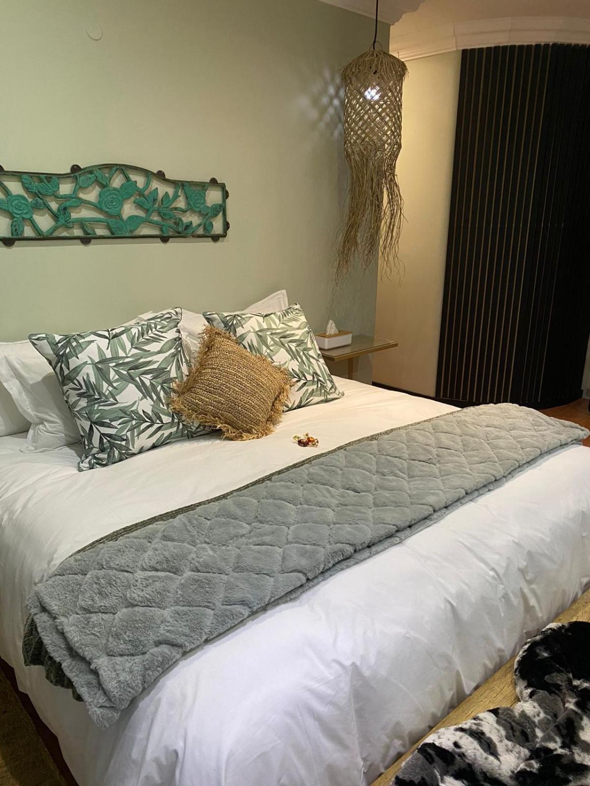 Deluxe King Room - Photo 2