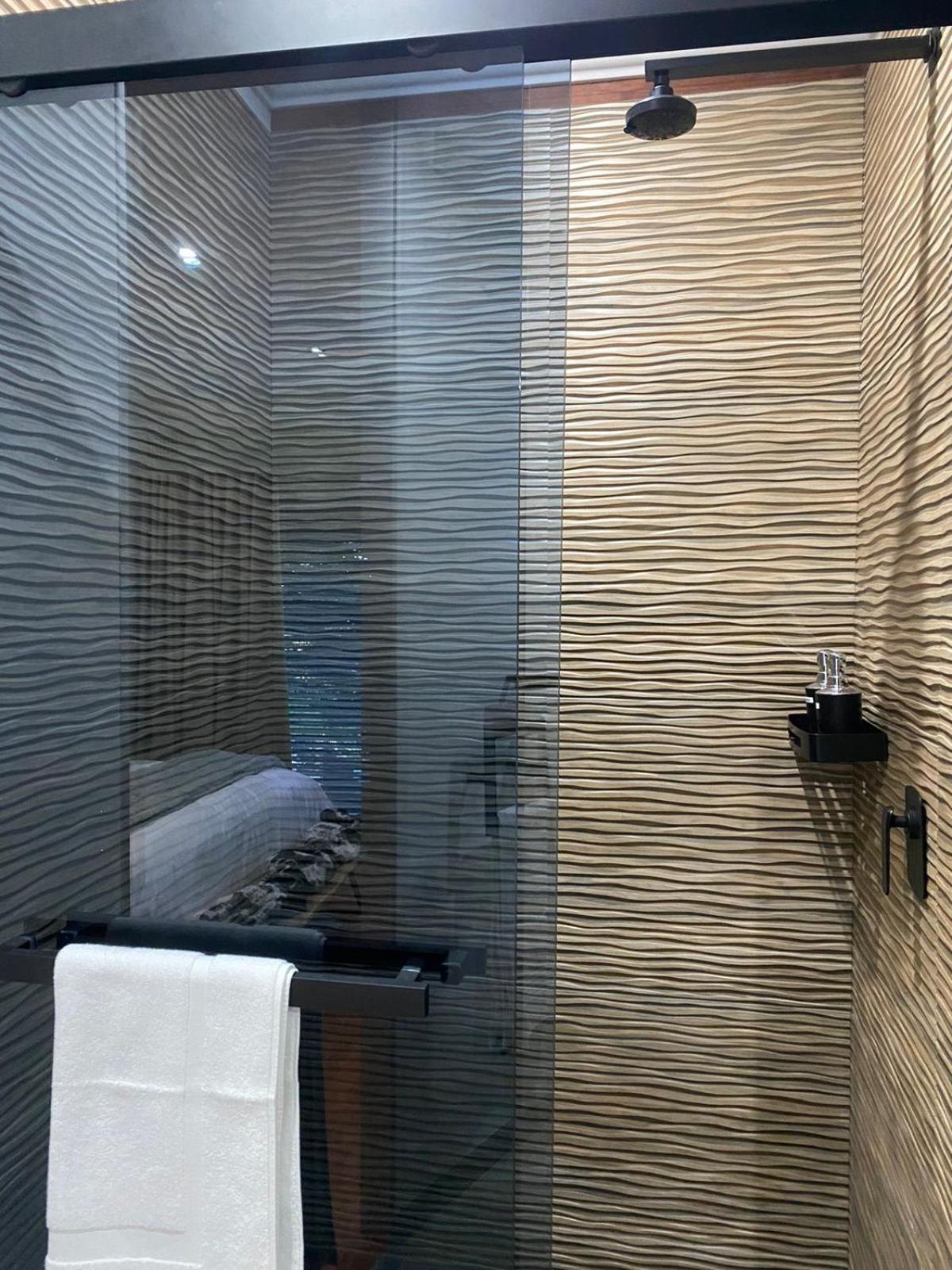 Deluxe King Room - Photo 11