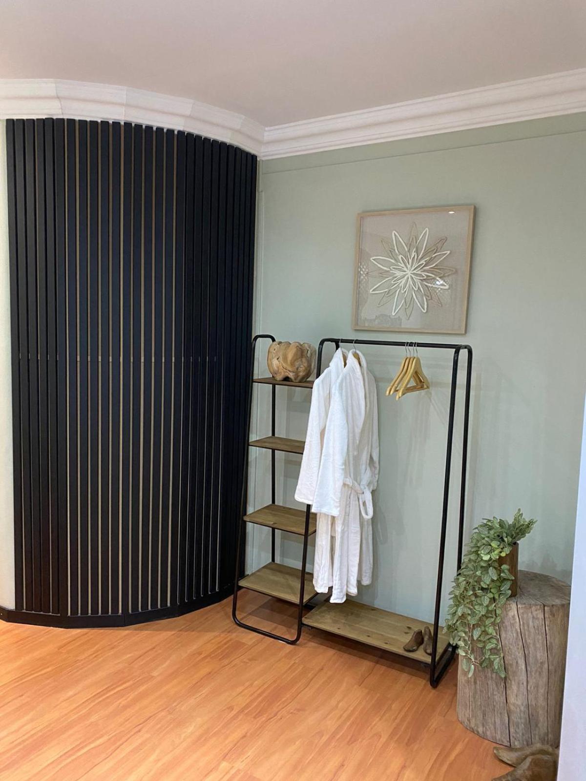 Deluxe King Room - Photo 9