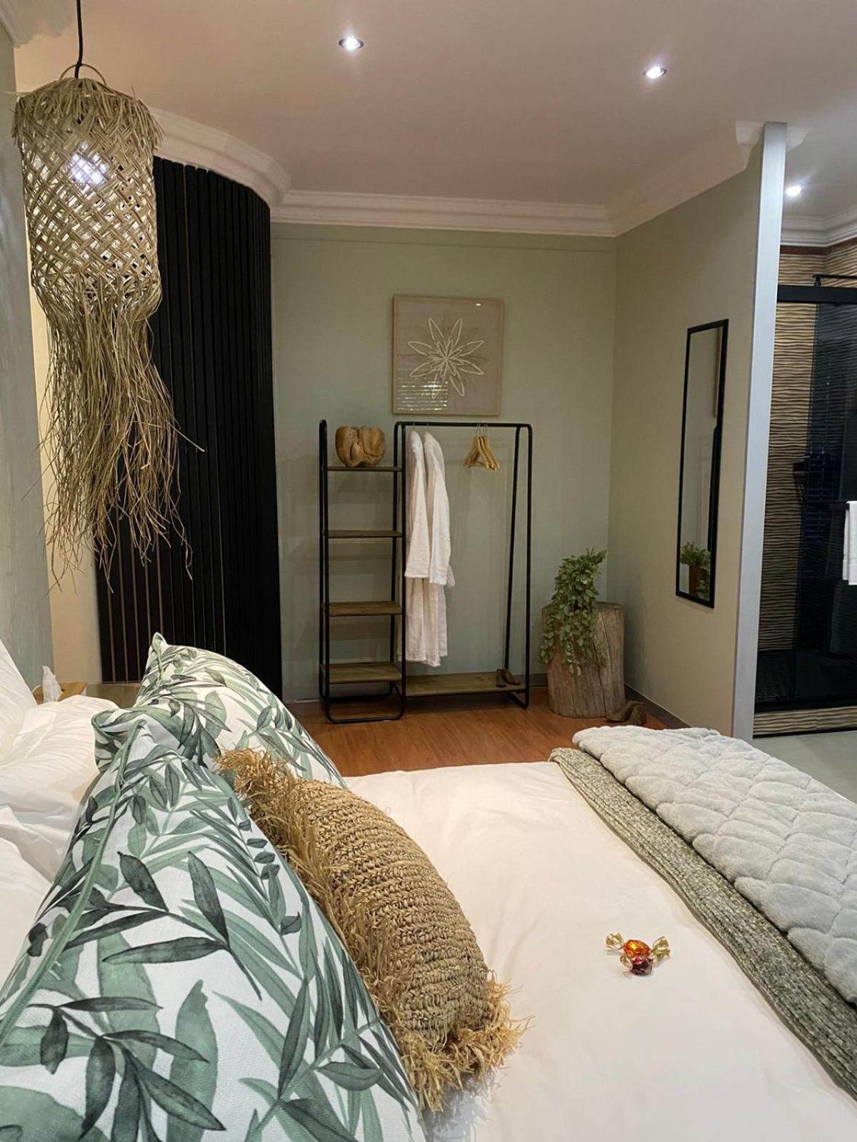 Deluxe King Room - Photo 13