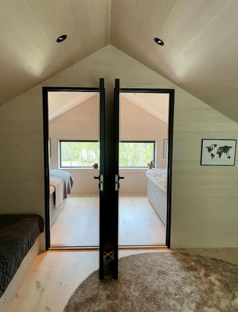 Five-Bedroom House photo 3