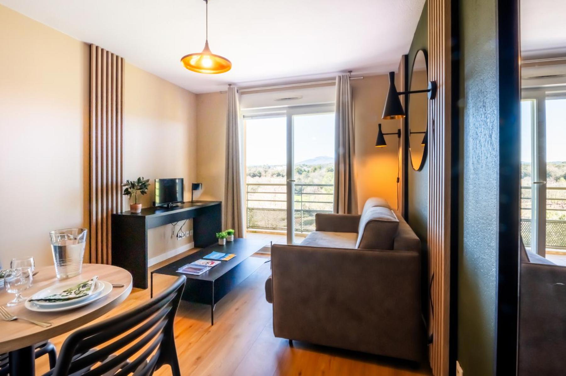Superior Apartment with Pool View - Photo 7