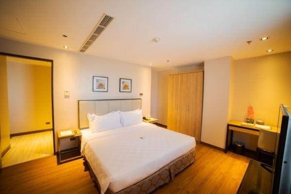 Deluxe Queen Room with Spa Access