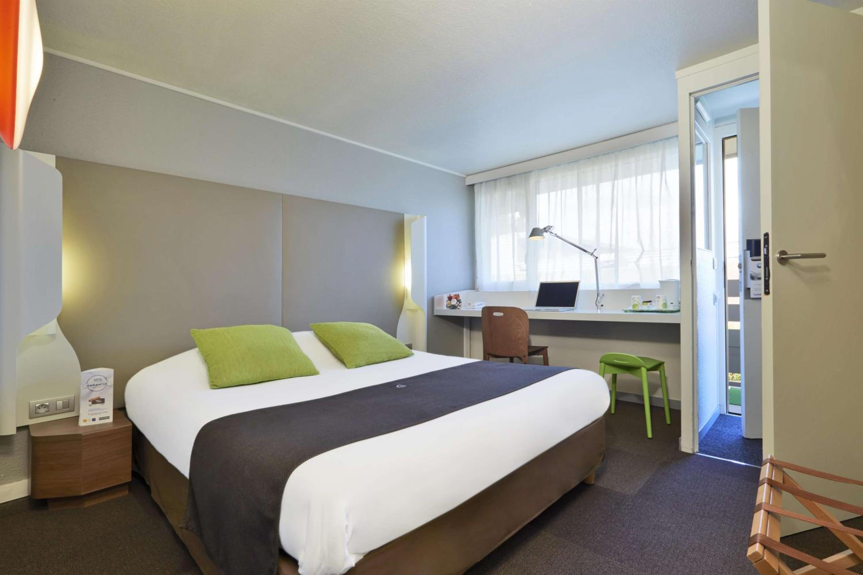Standard Double Room - Photo 9