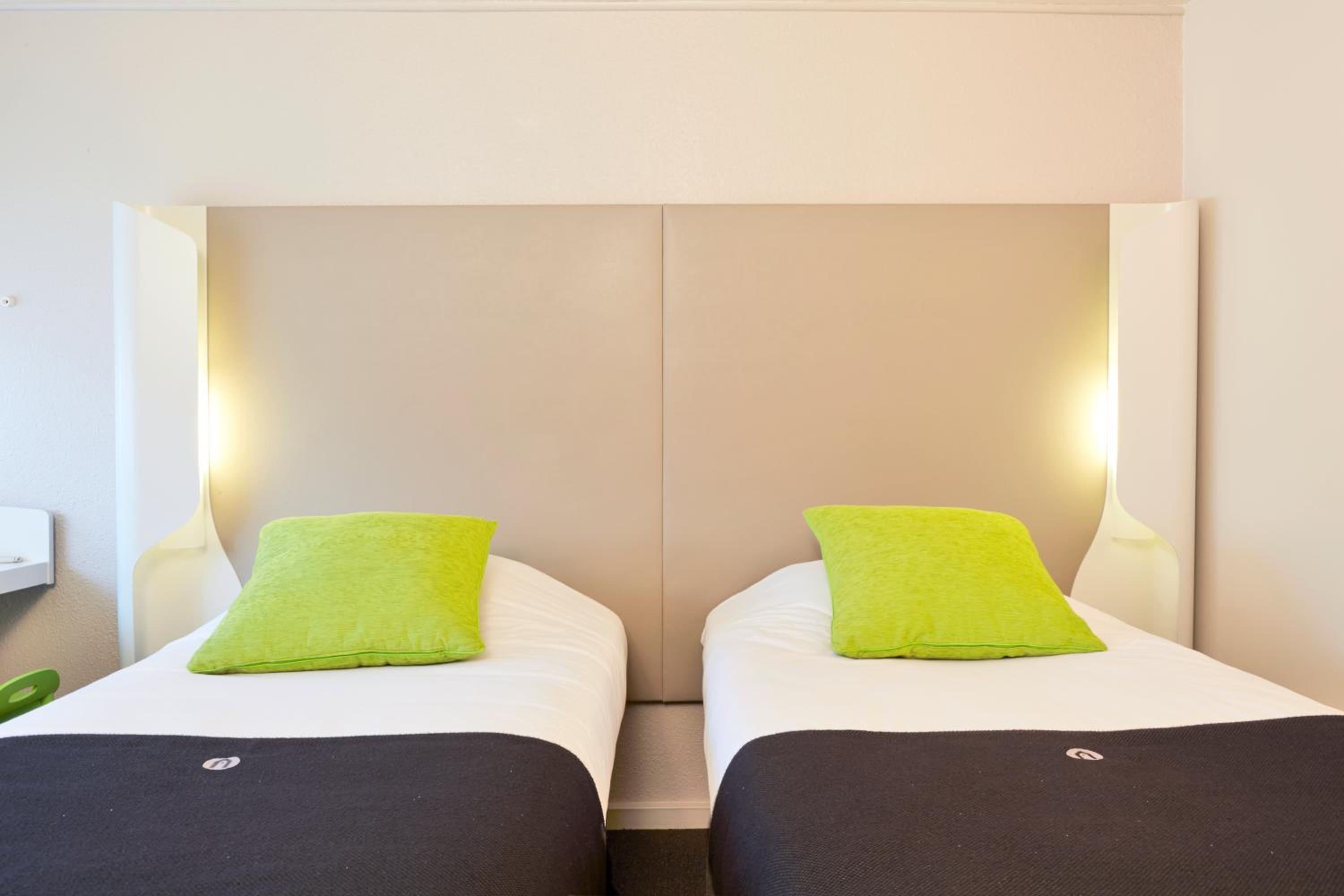 Standard Twin Room - Photo 8