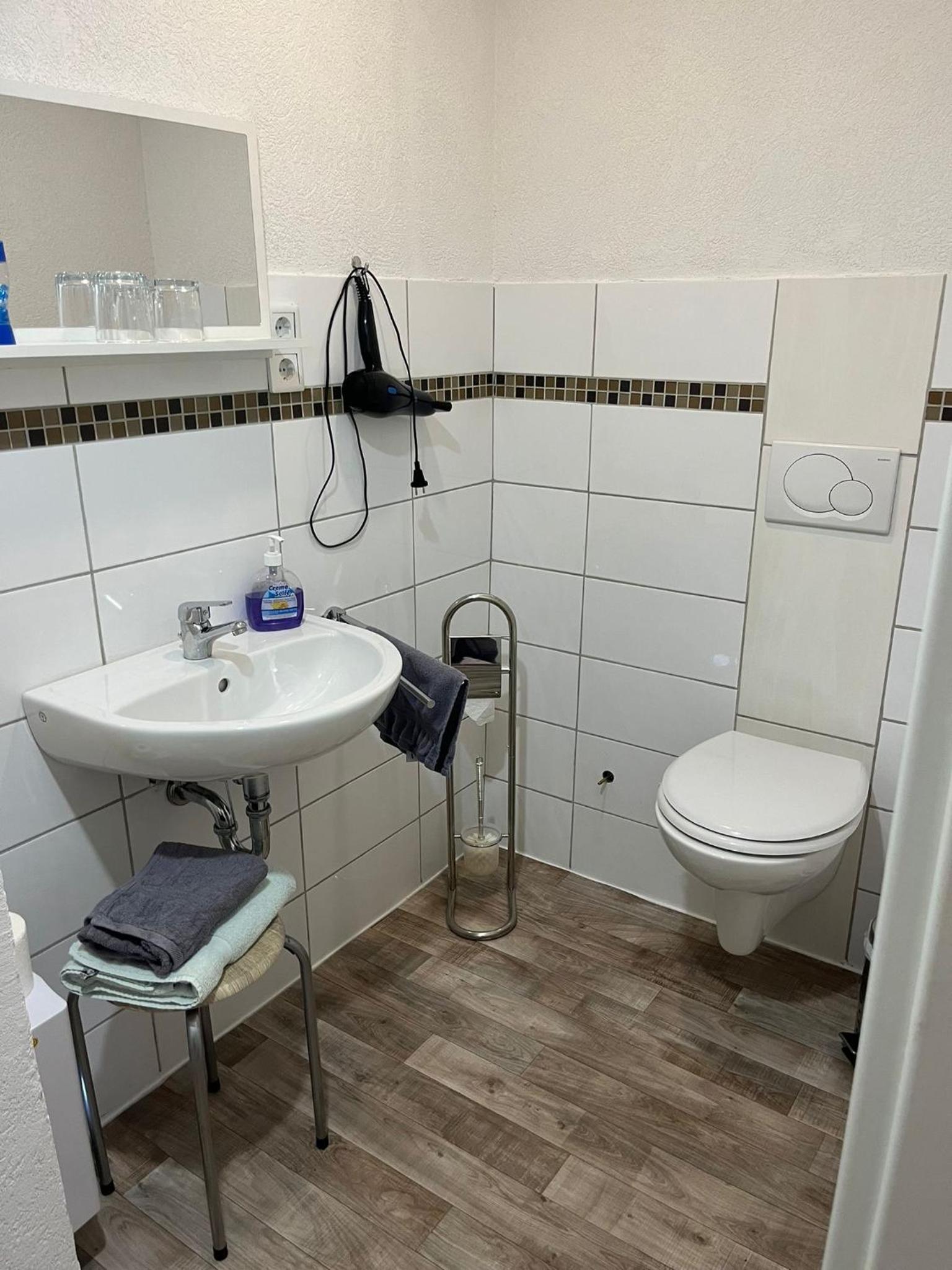 Budget Twin Room - Photo 3
