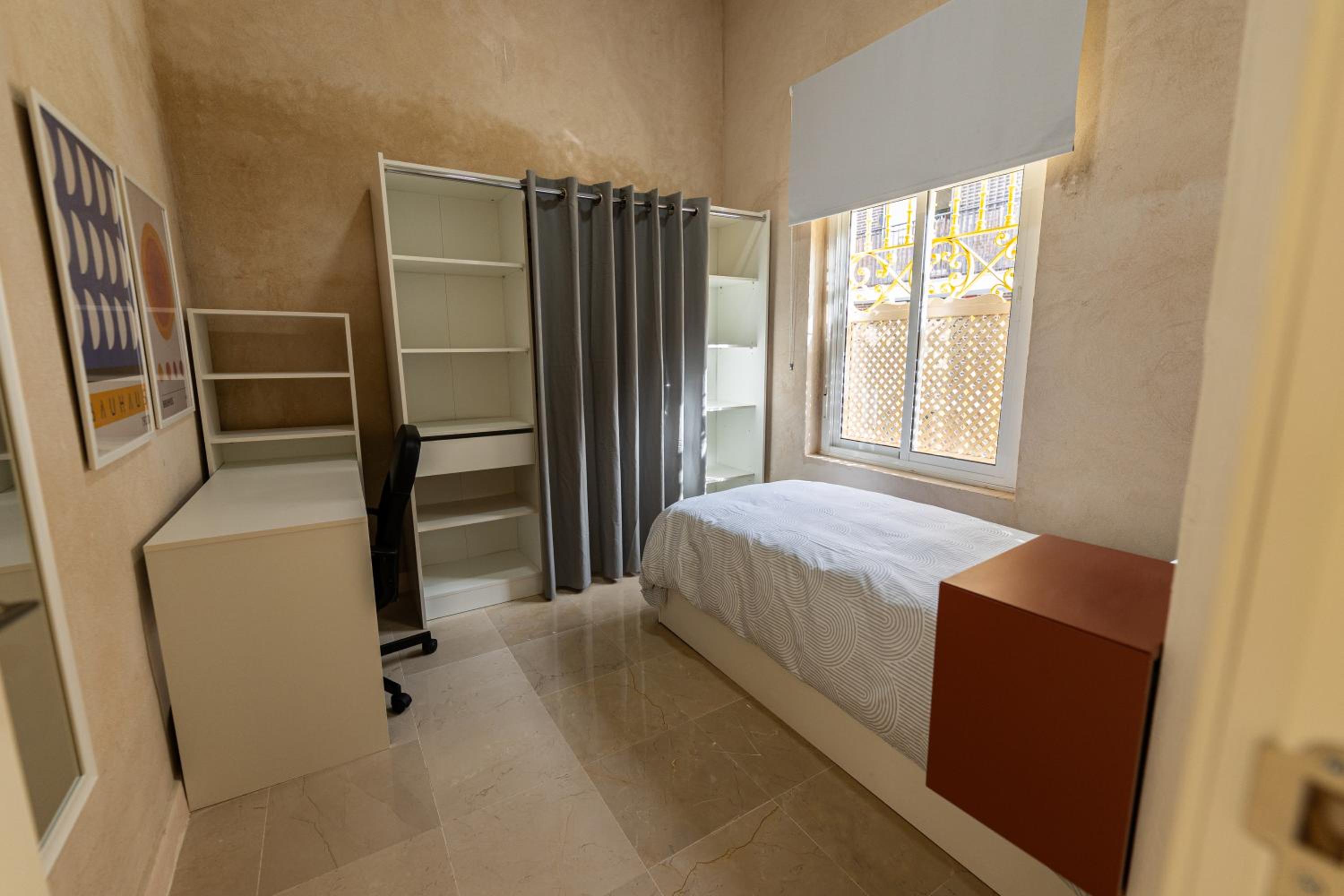 Habitación individual con baño compartido