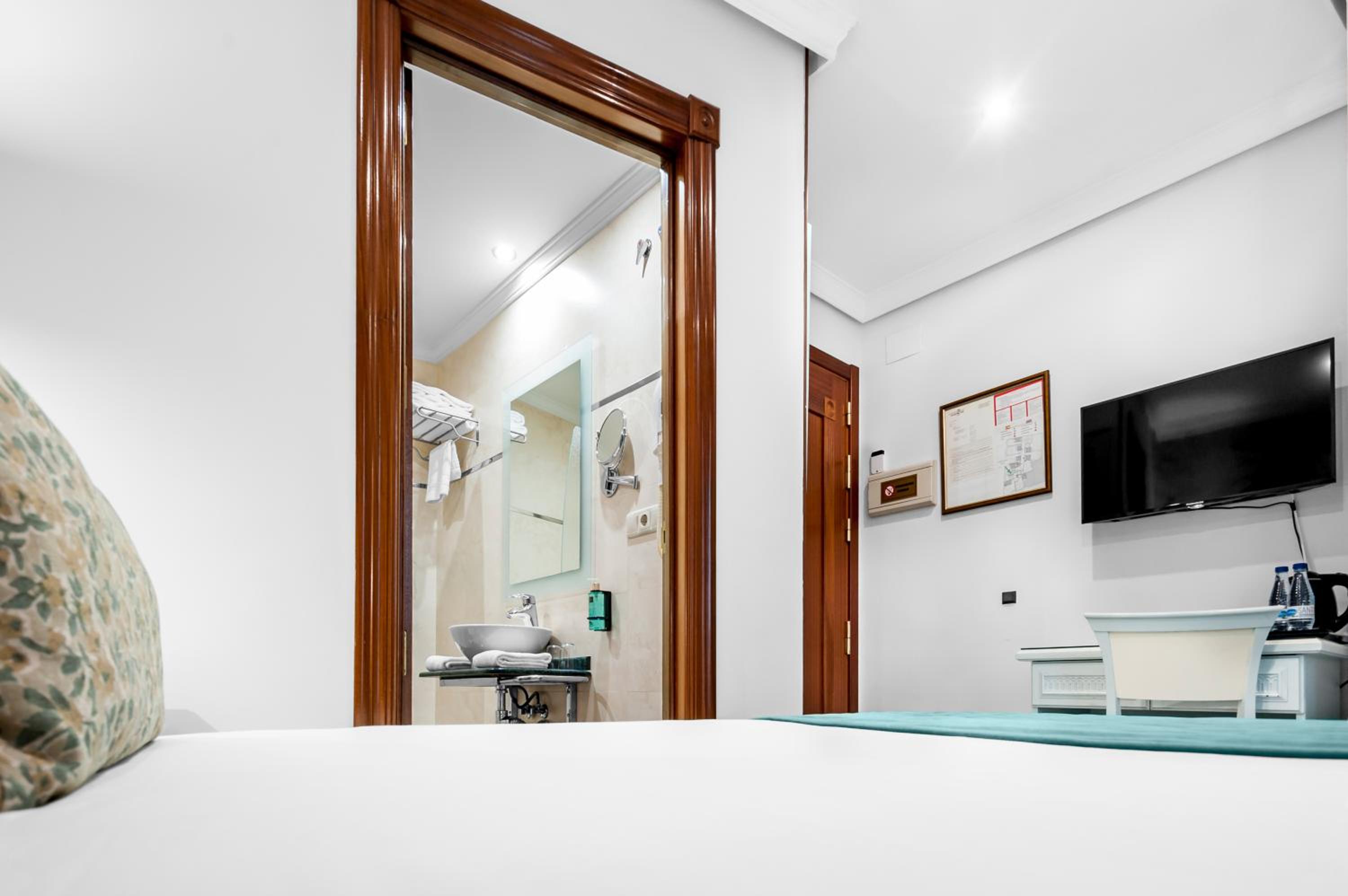 Economy Double Room - Photo 5