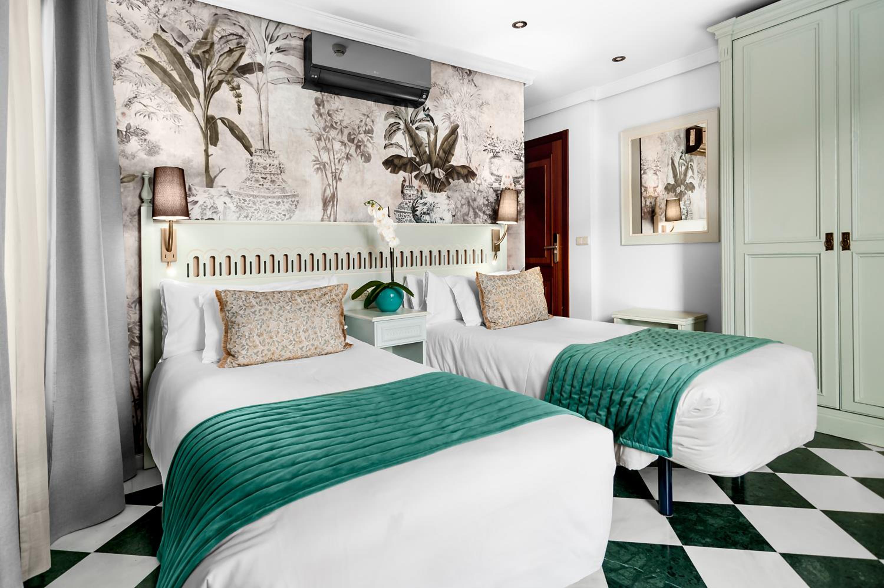 Standard Twin Room - Photo 1