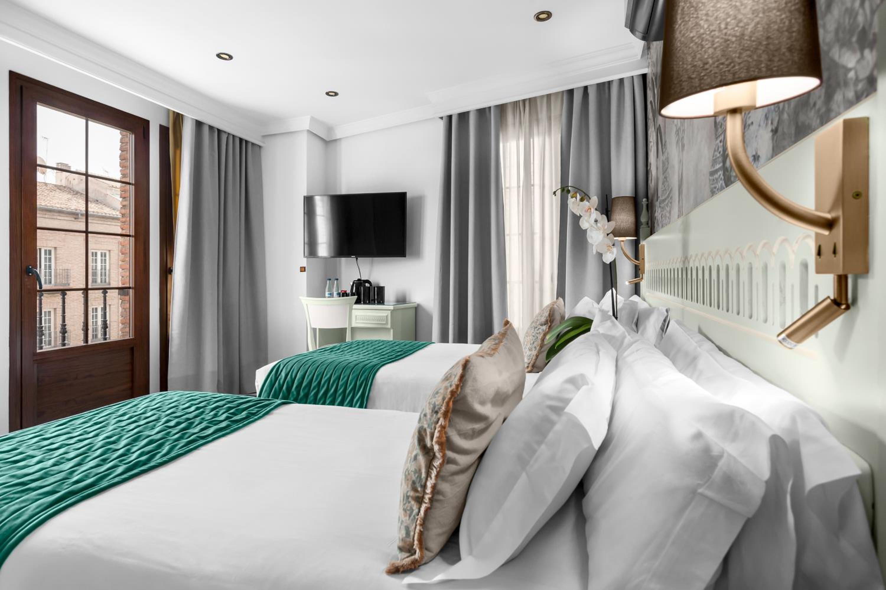 Standard Twin Room - Photo 4