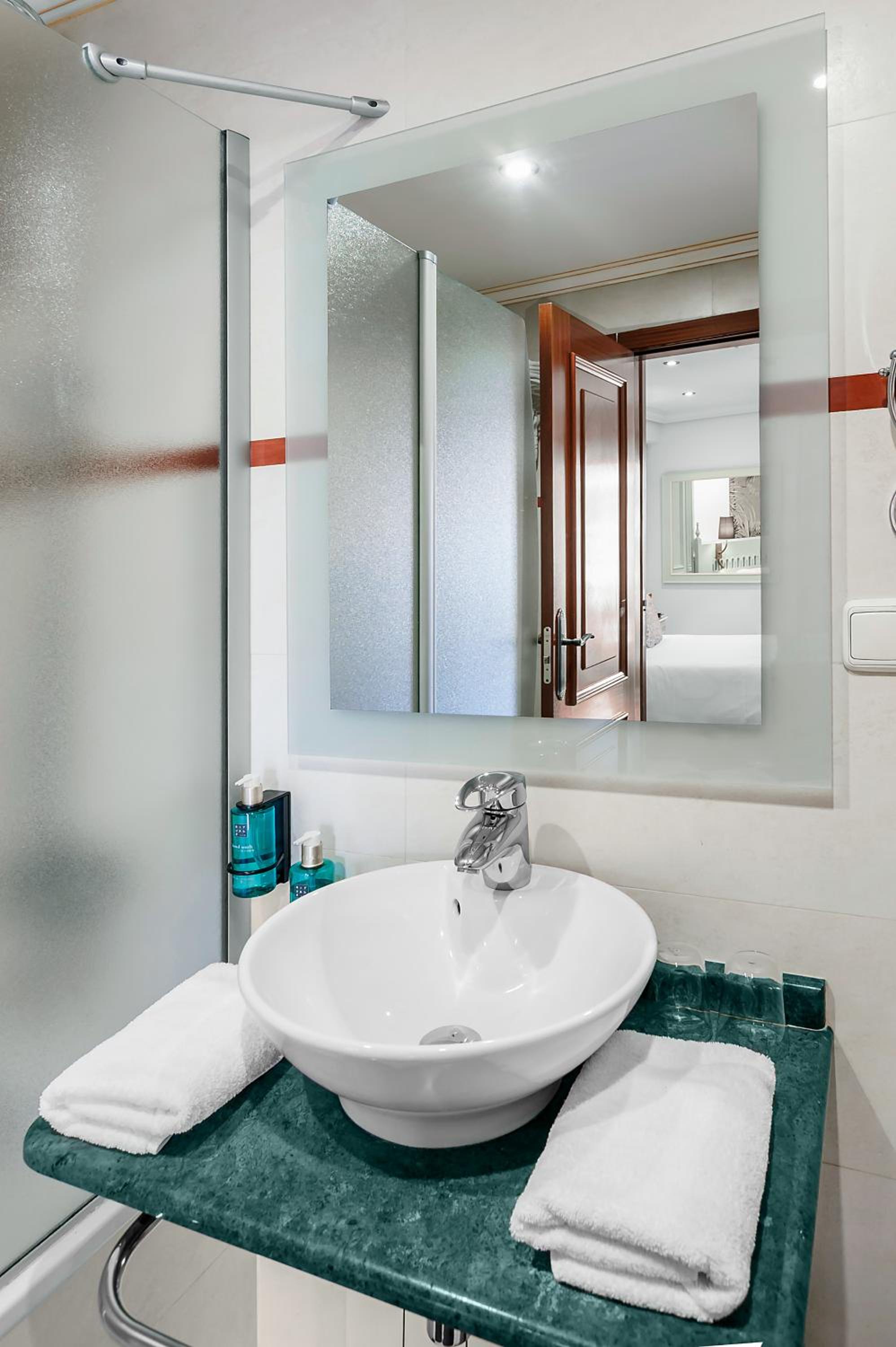 Economy Double Room - Photo 8