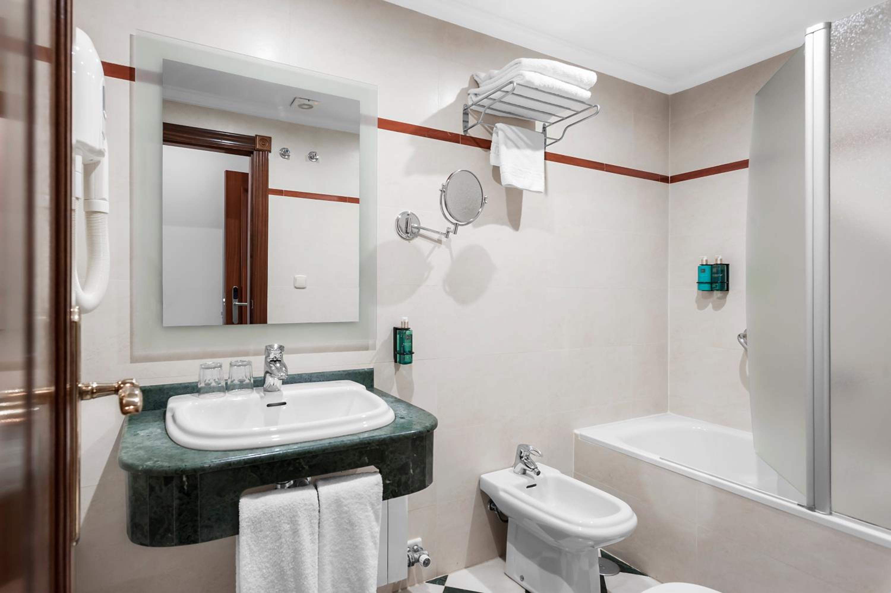 Standard Double Room - Photo 8