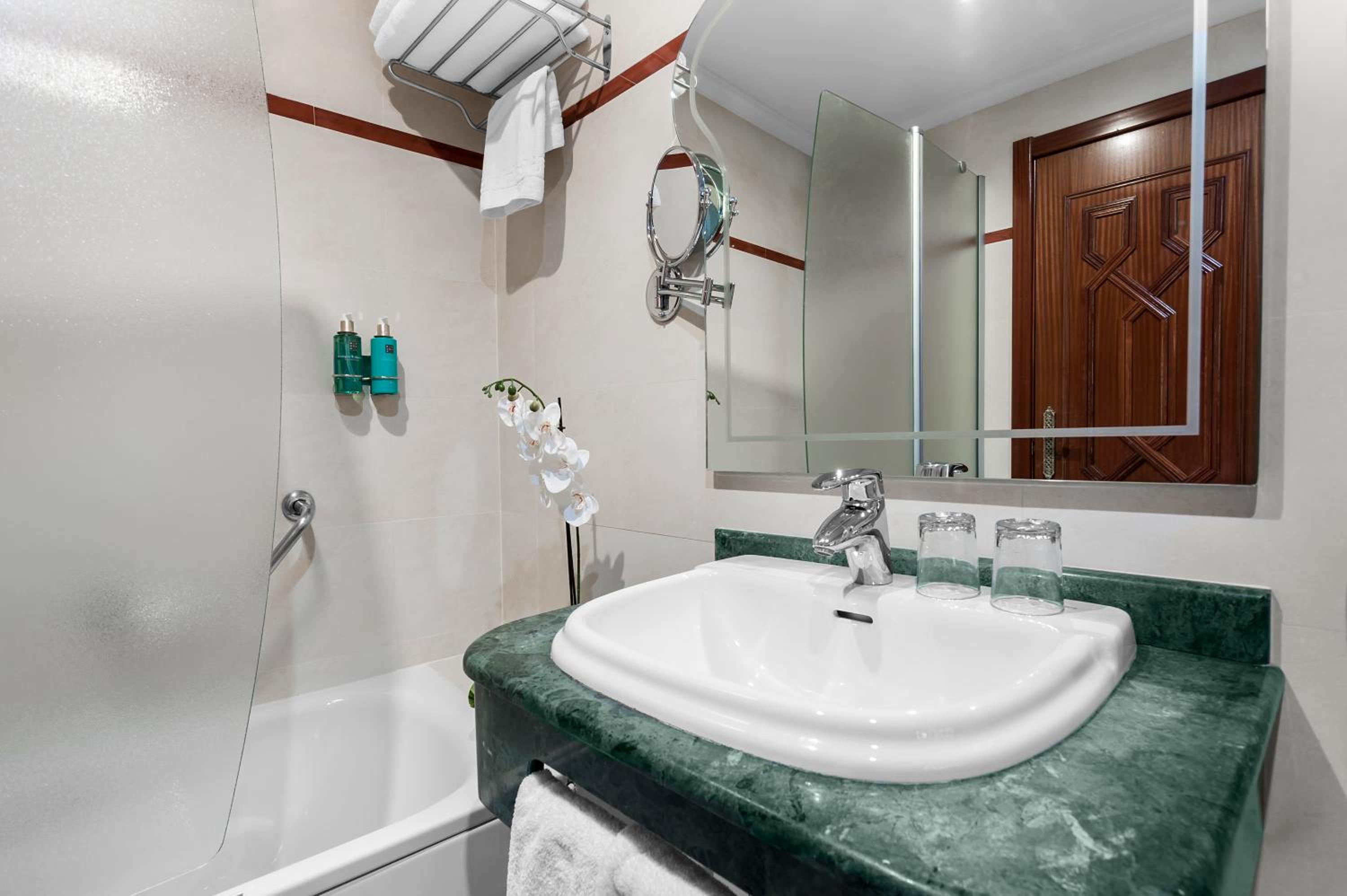 Deluxe Double or Twin Room with Spa Bath - Photo 8