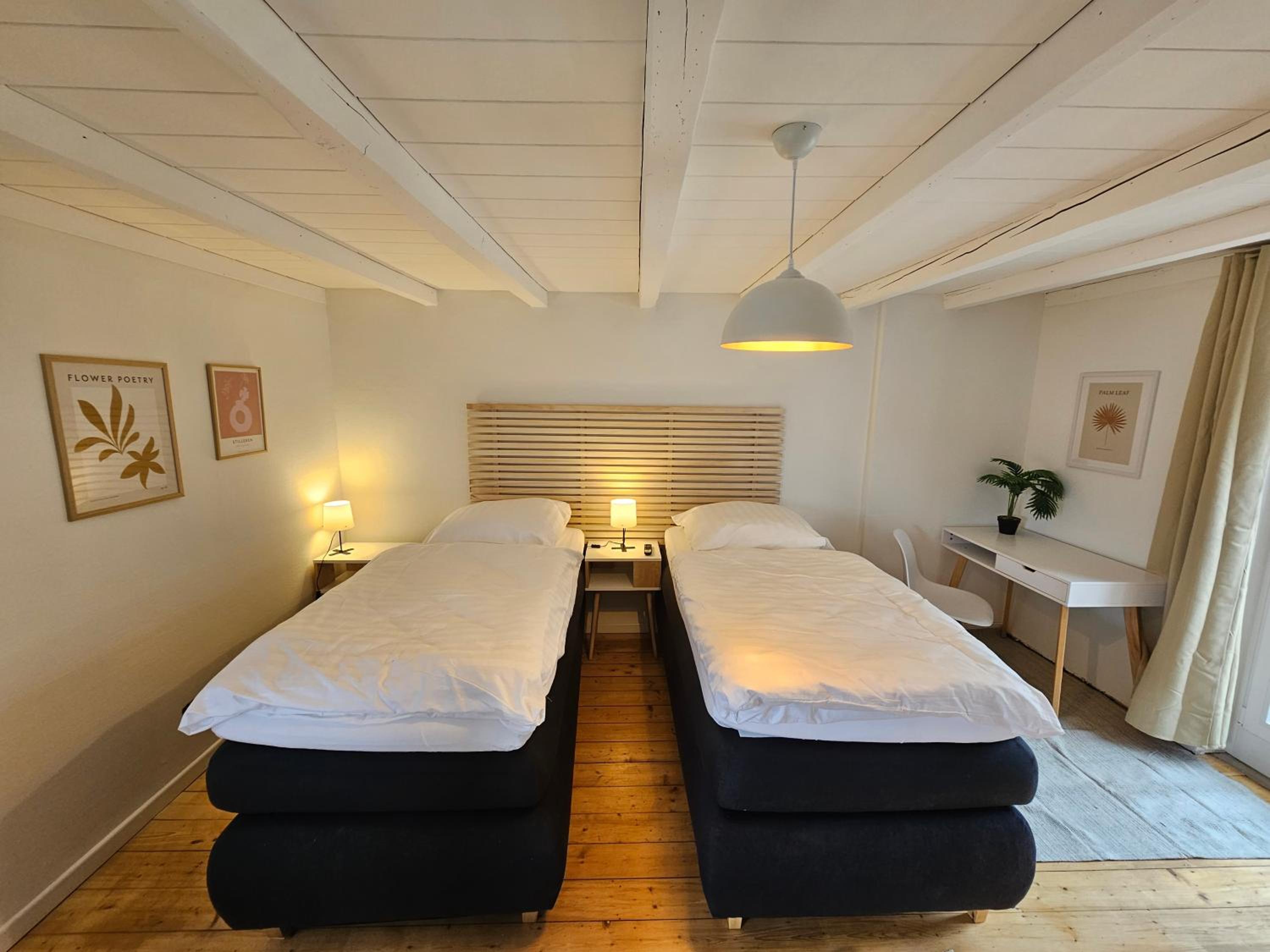 Seven-Bedroom House photo 2