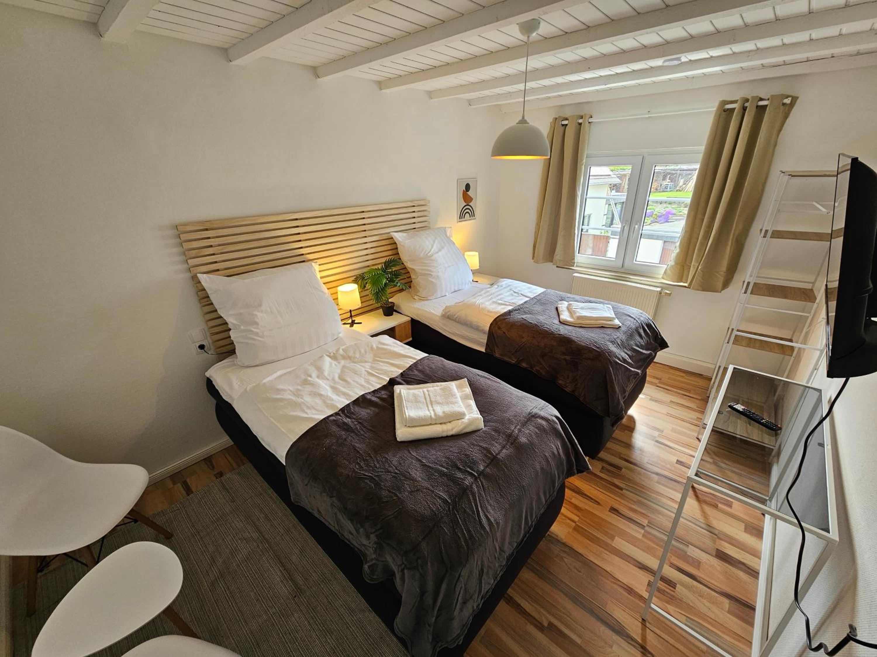 Seven-Bedroom House photo 3