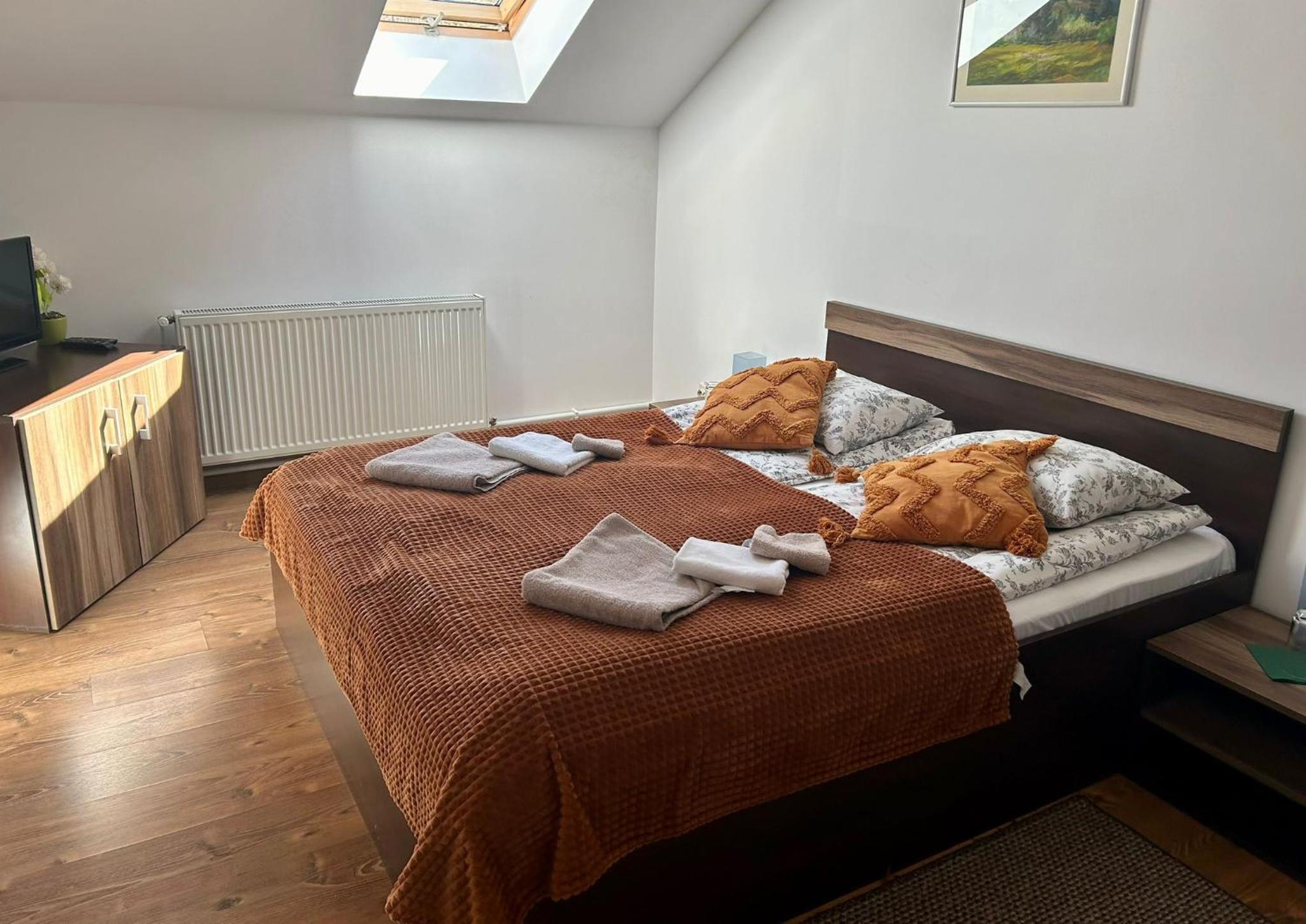 Double Room with Private Bathroom - Photo 2