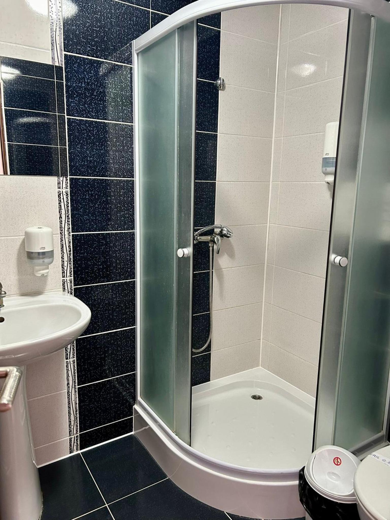 Double Room with Private Bathroom - Photo 3