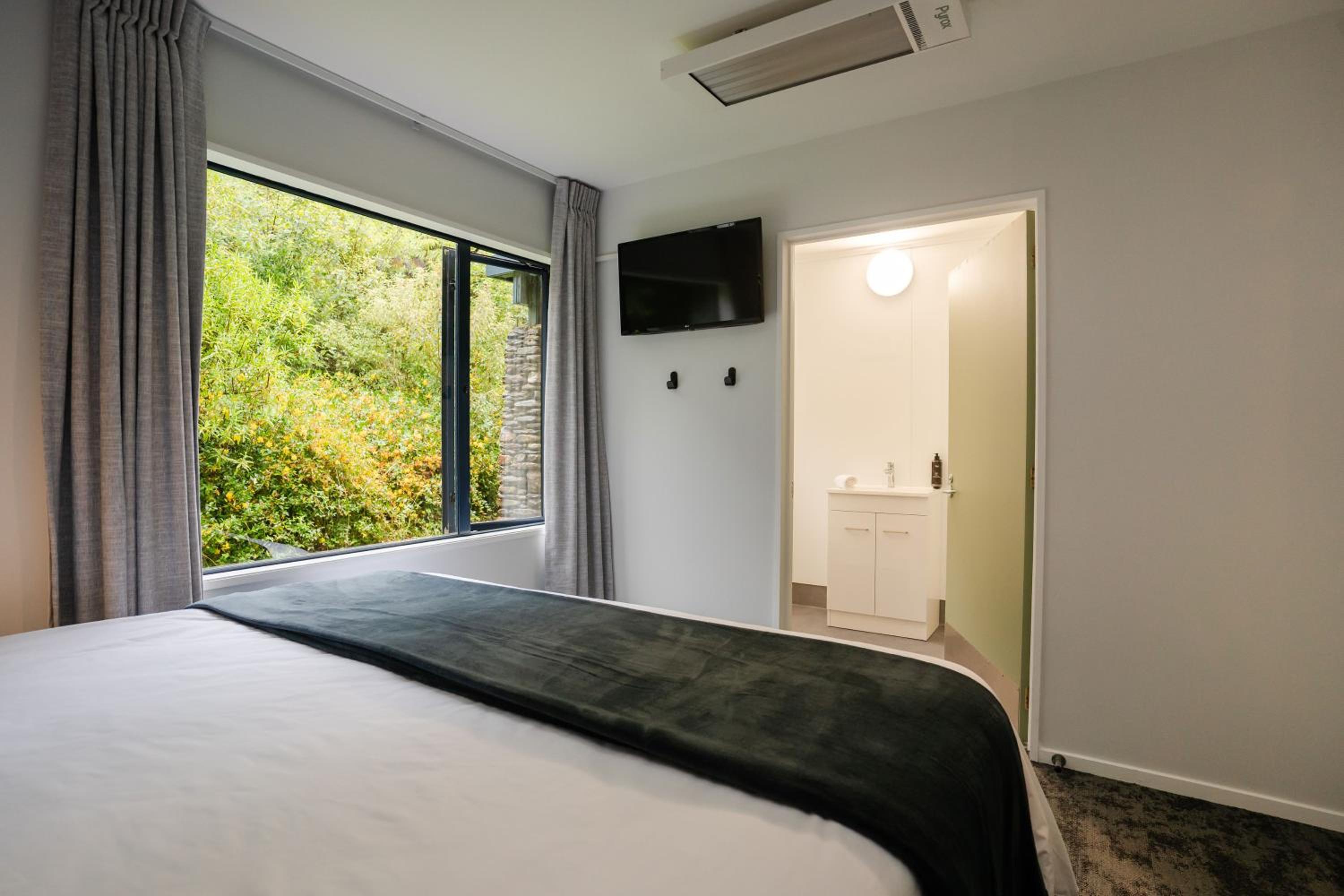 Twin Room Ensuite - Accessible - Photo 2