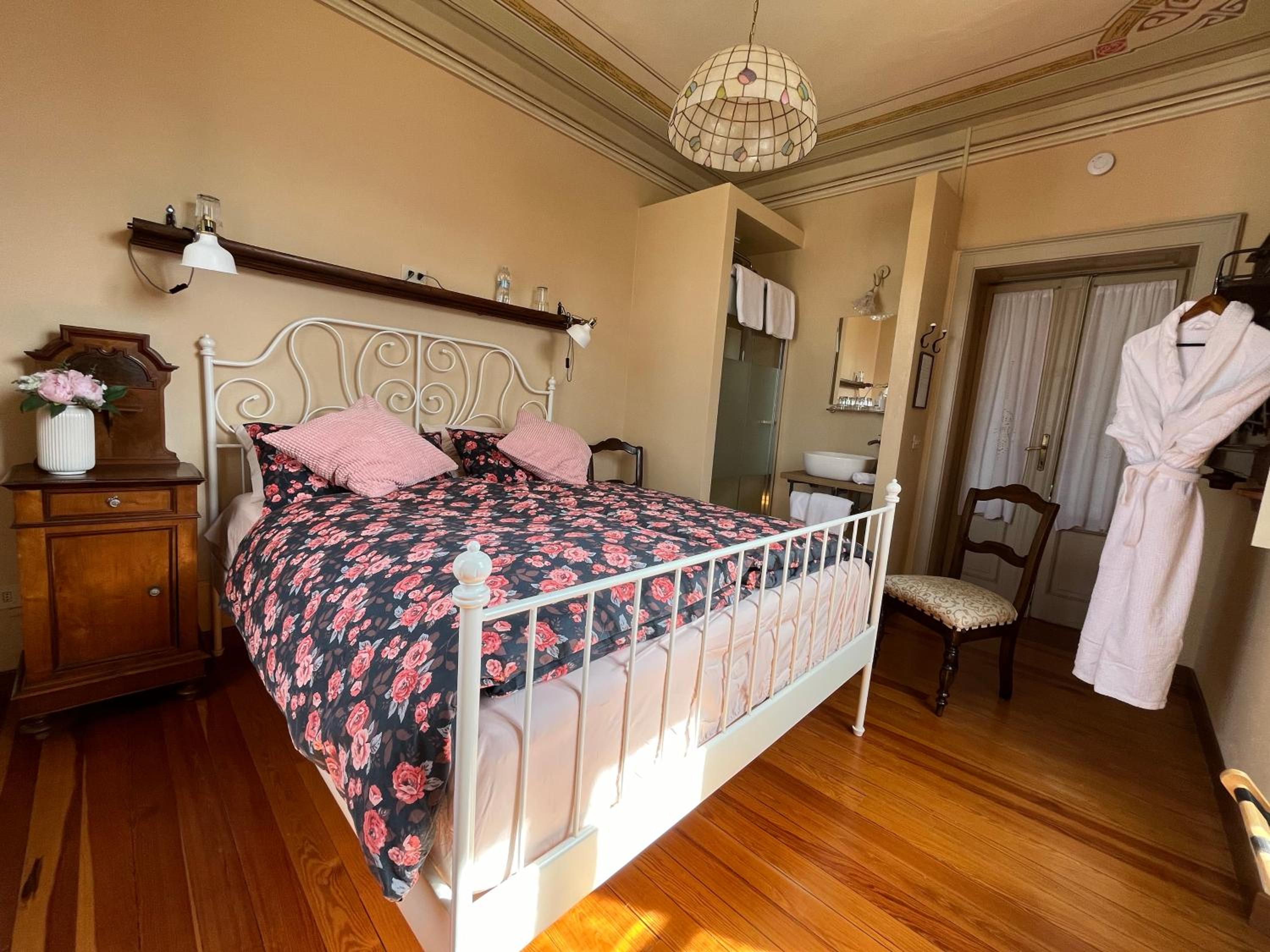 Double Room with Private Bathroom - Photo 1