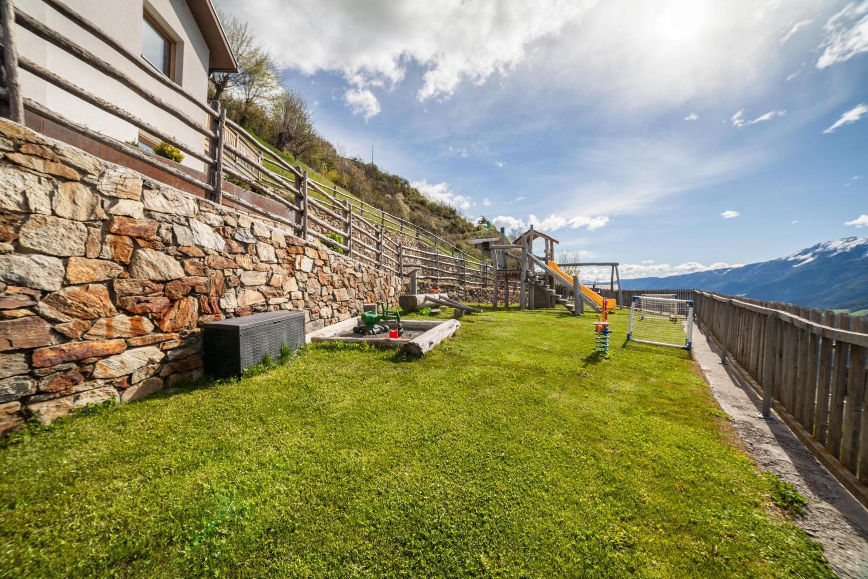 Two-Bedroom Apartment with Mountain View photo 3