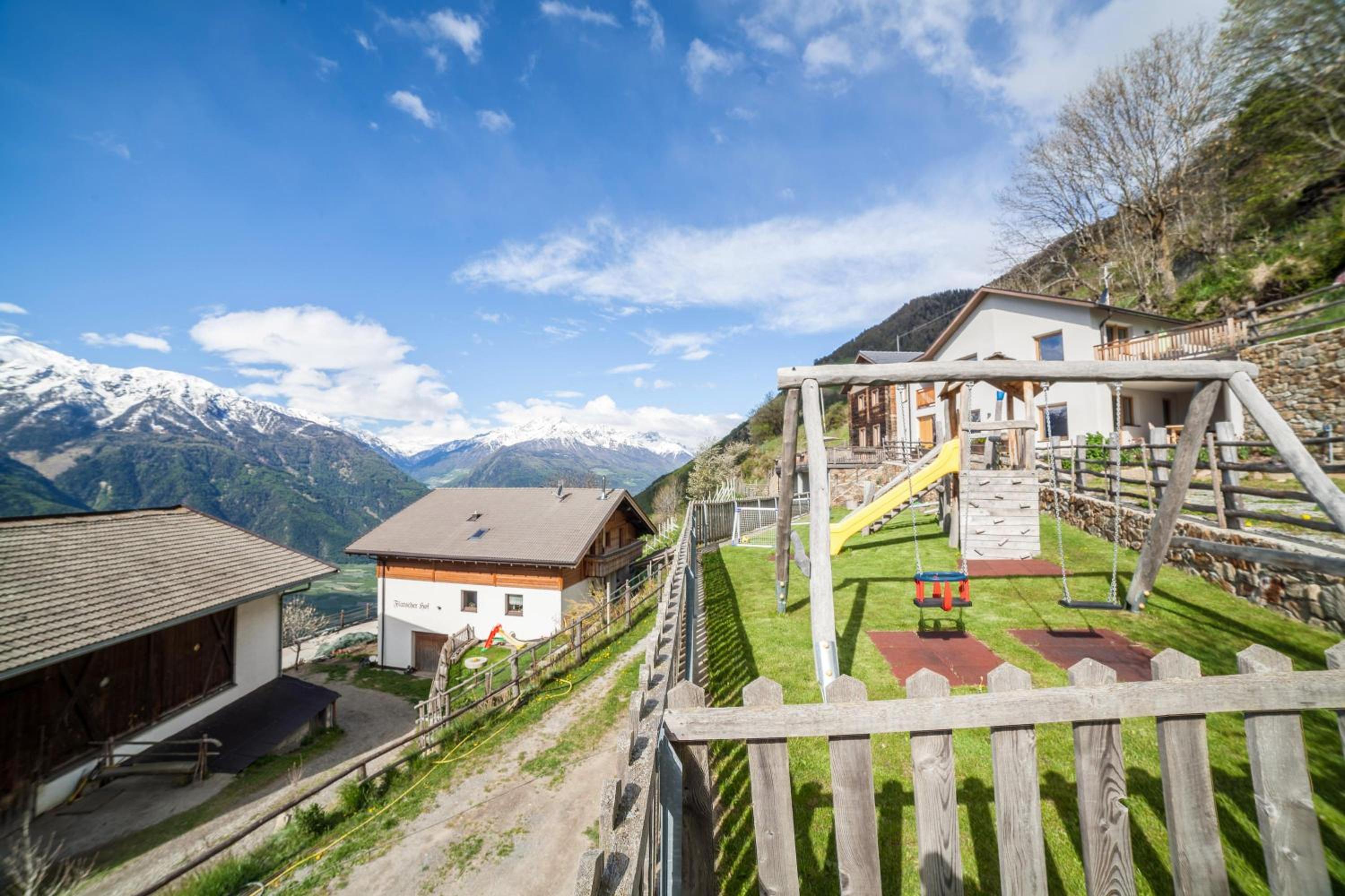 Two-Bedroom Apartment with Mountain View photo 2