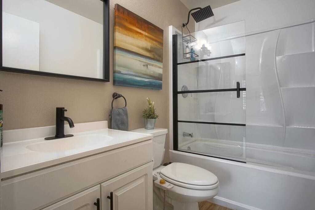 Three-Bedroom House photo 2