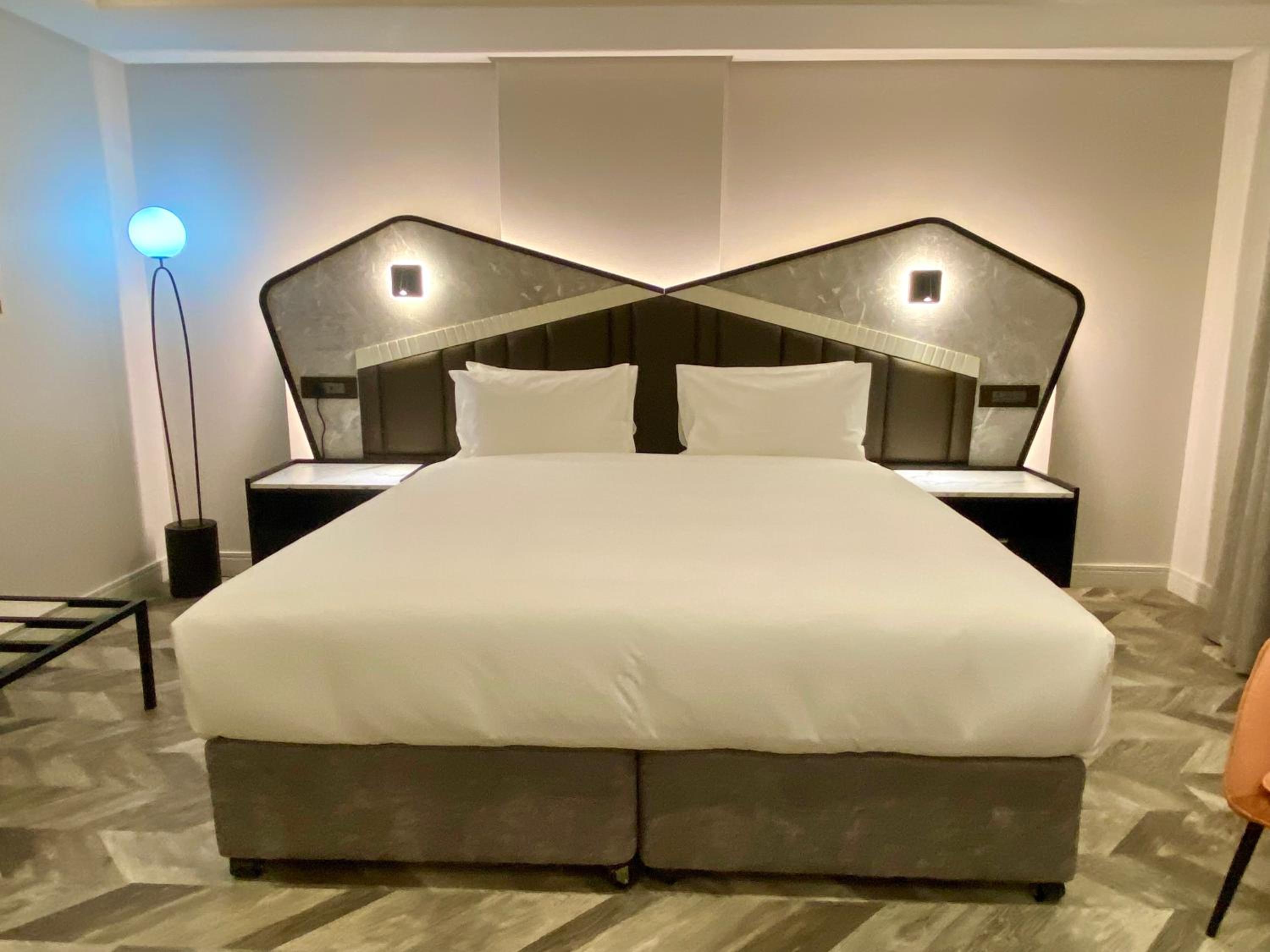 Standard Twin Room - Photo 9