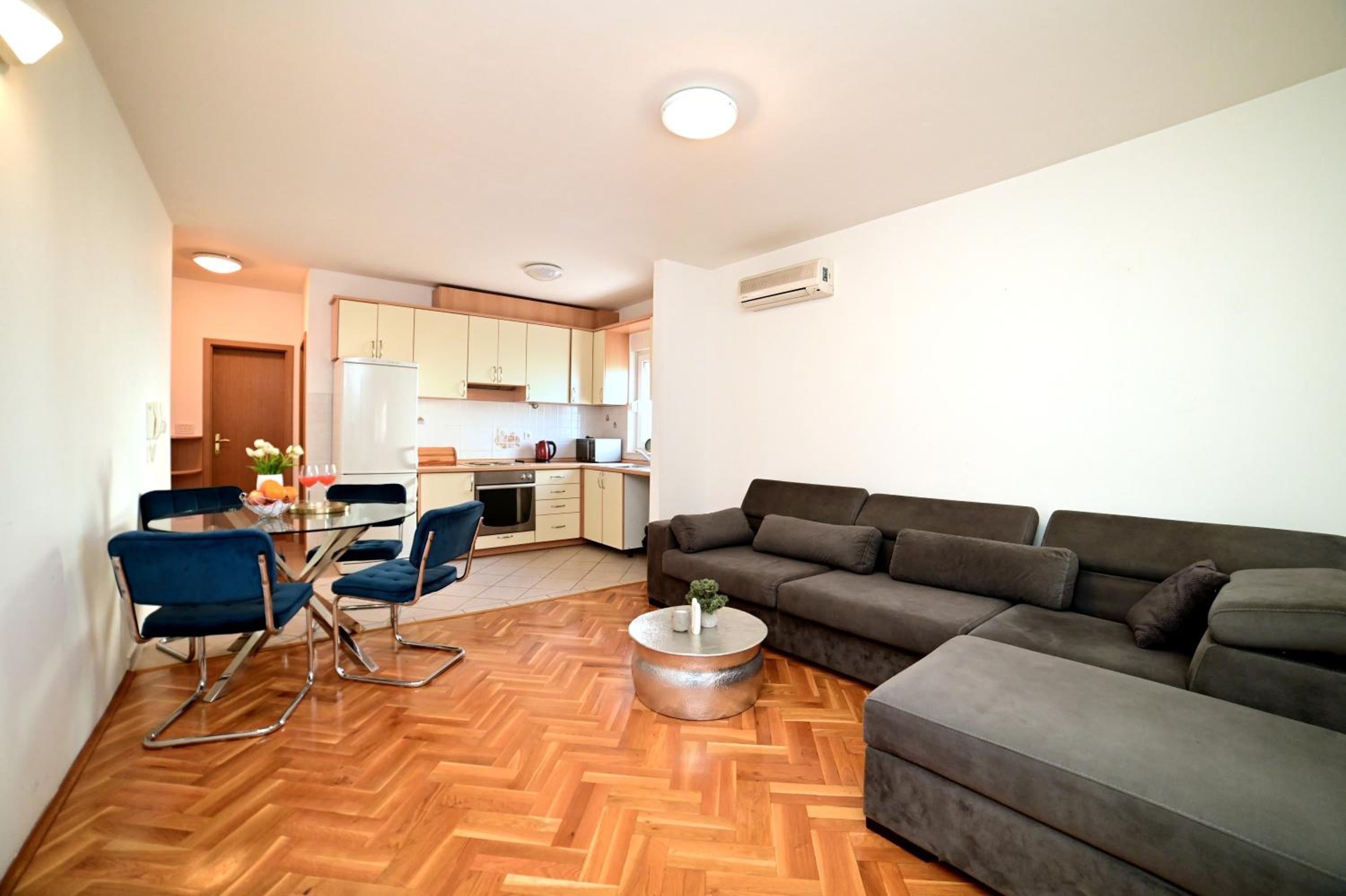 One-Bedroom Apartment photo 1