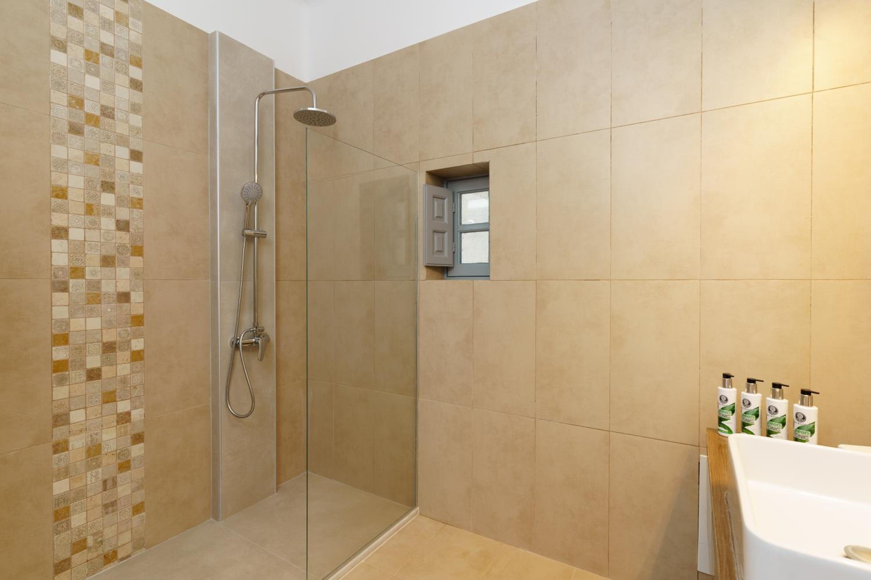 Three Bedroom Villa with Private Pool - Photo 8