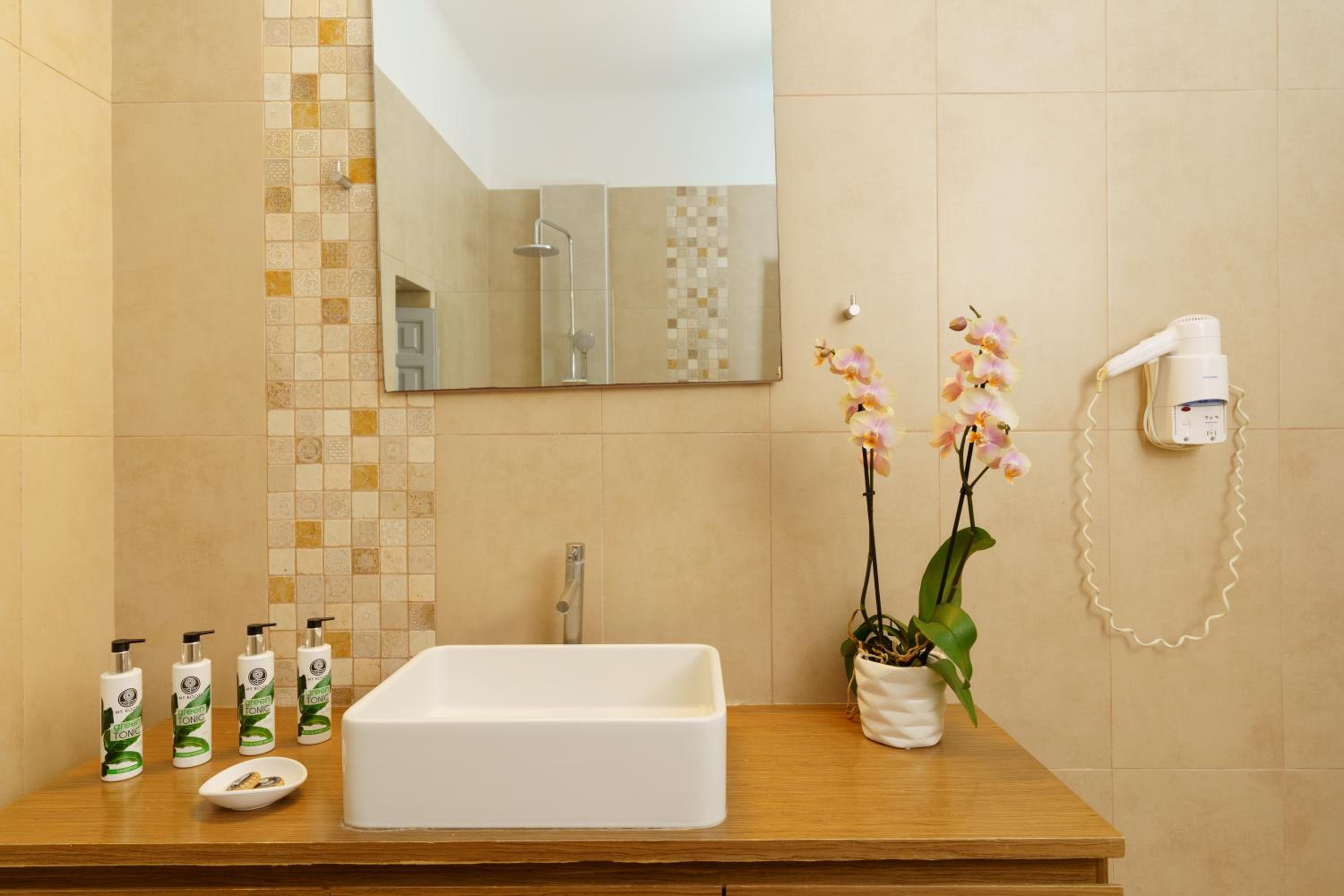 Three Bedroom Villa with Private Pool - Photo 7