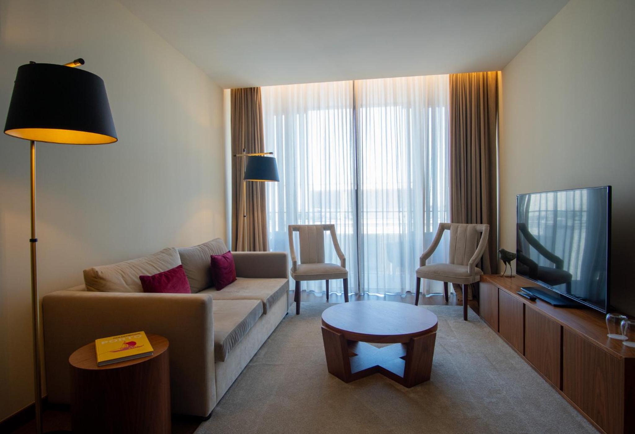 One-Bedroom King Suite with Balcony - Photo 4