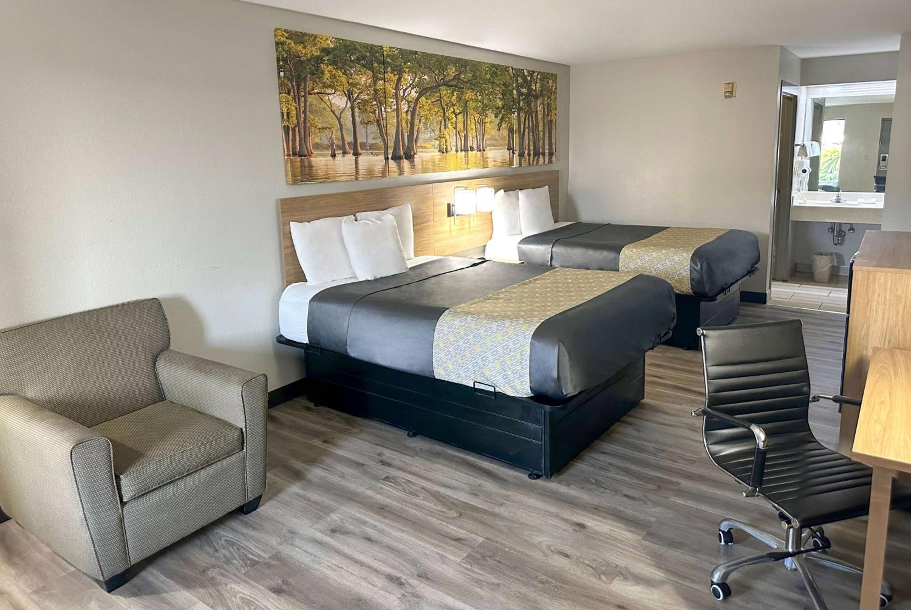 Queen Room with Two Queen Beds - Non-Smoking - Photo 1