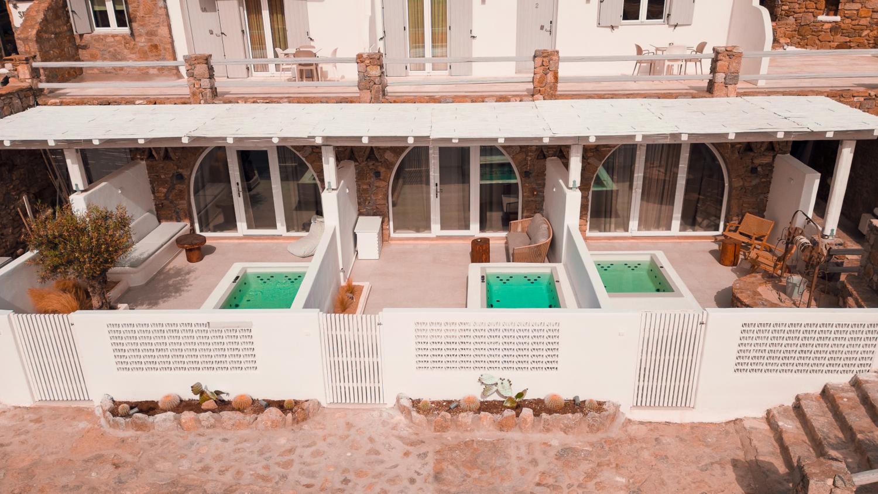 Honeymoon Suite with Outdoor Hot Tub - Photo 9
